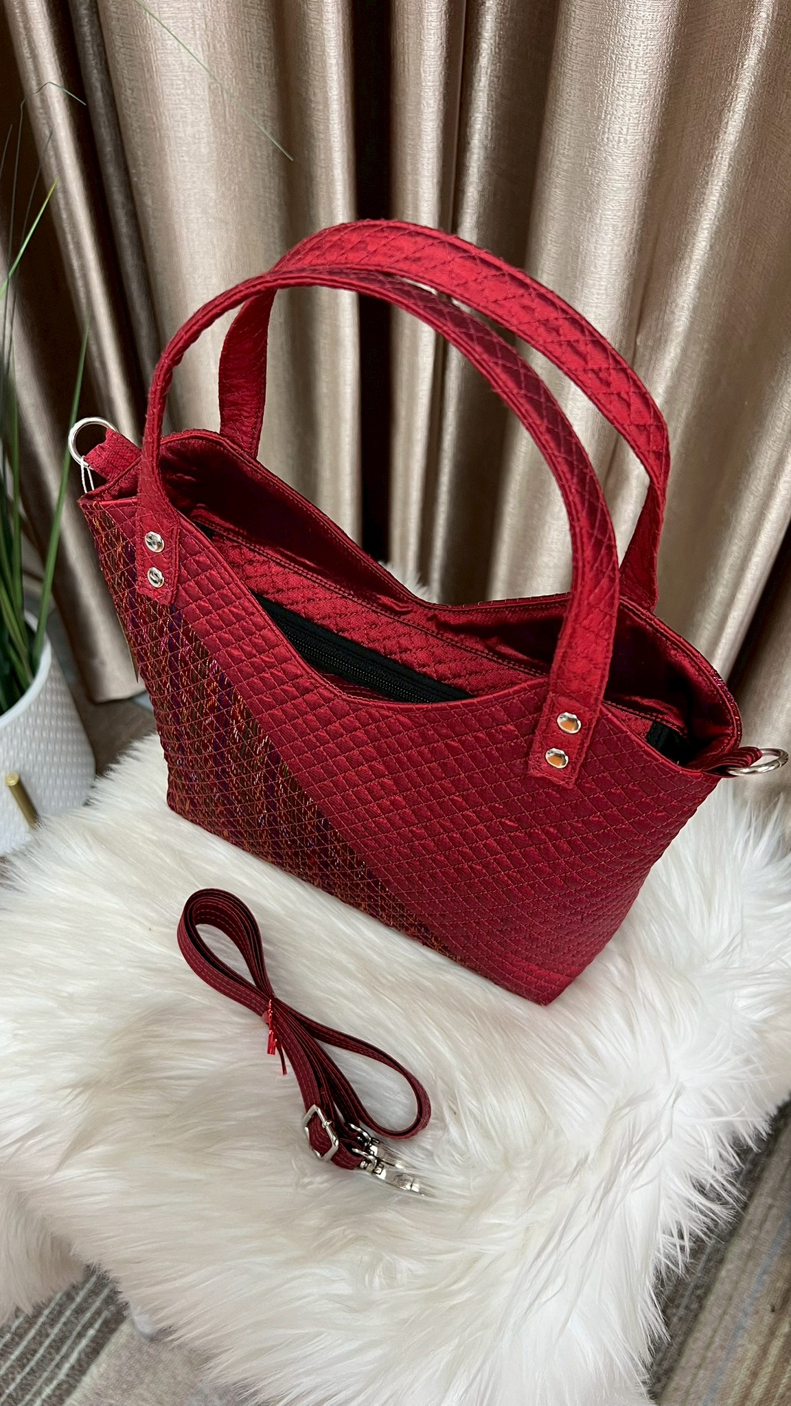 กระเป๋าถือผ้าไหม ทรงสายเดี่ยว ขนาด 4x11x8นิ้ว สีแดง รหัส GLA-PK-0408681353