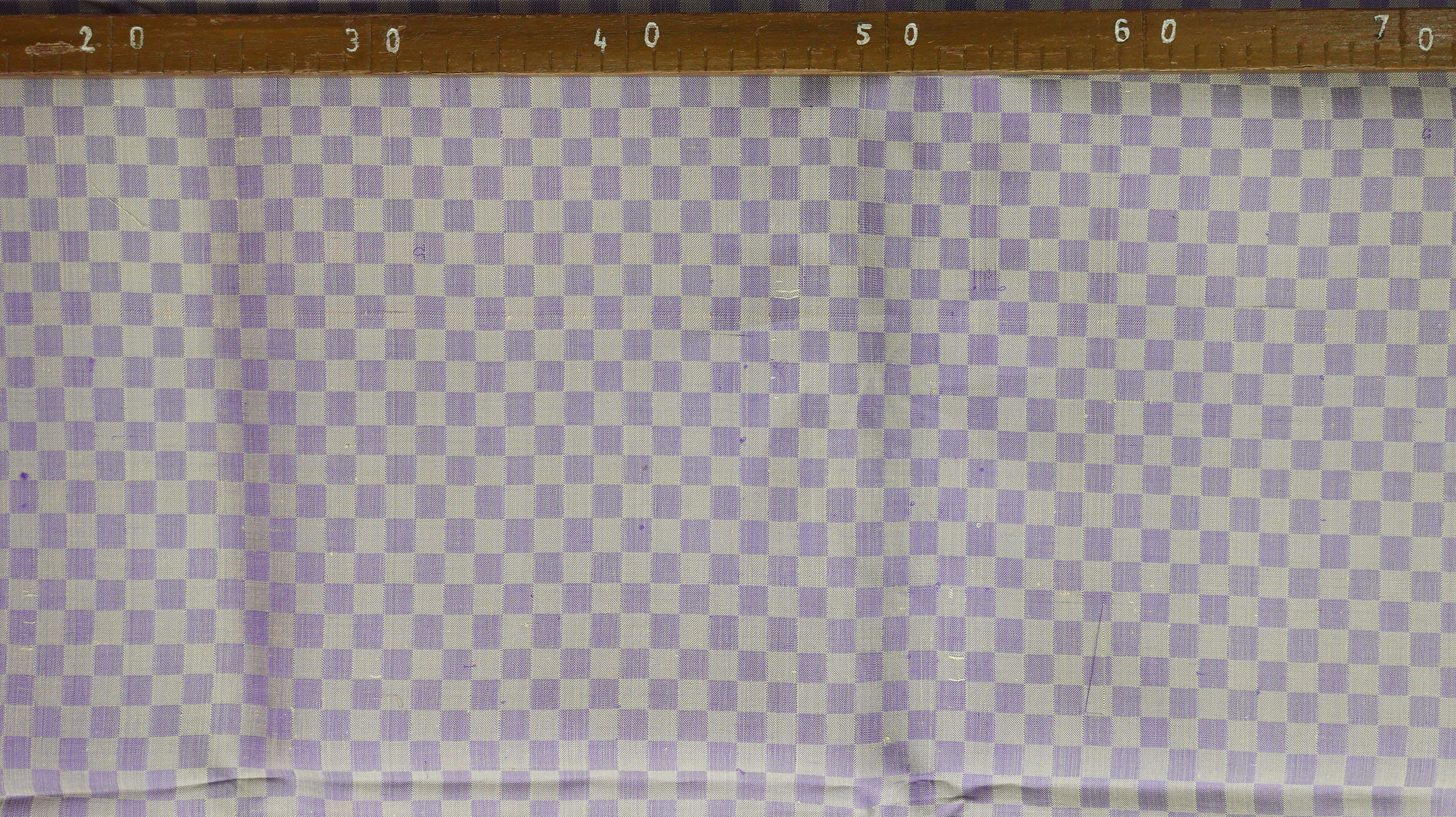 ผ้าไหมลายเกล็ดเต่า เนื้อไหมบ้าน ไหมแท้ สีม่วงสลับขาว ขายตามความยาวหลา รหัส R1D-NY-01236811