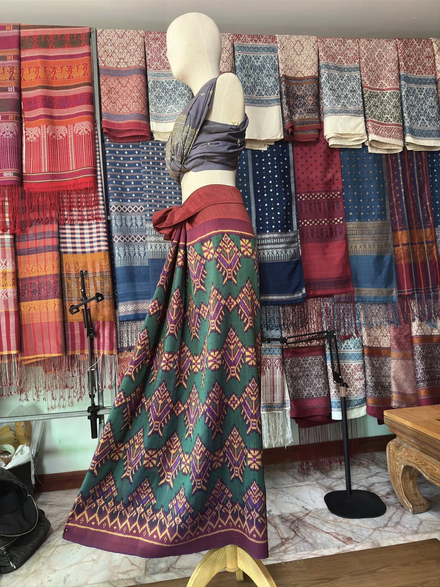 ซิ่น พระตะบอง ผ้าจามทอสามตะกอ ขนาด 116x160ซม สีแดง รหัส N9-SIL-AJ22