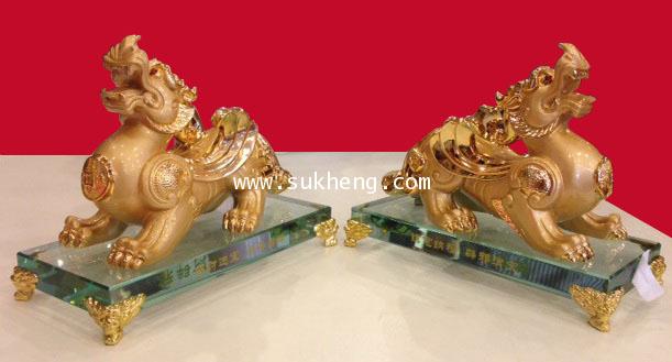 ปี่เซียะคู่บนฐานแก้ว ขนาด 6 นิ้ว
