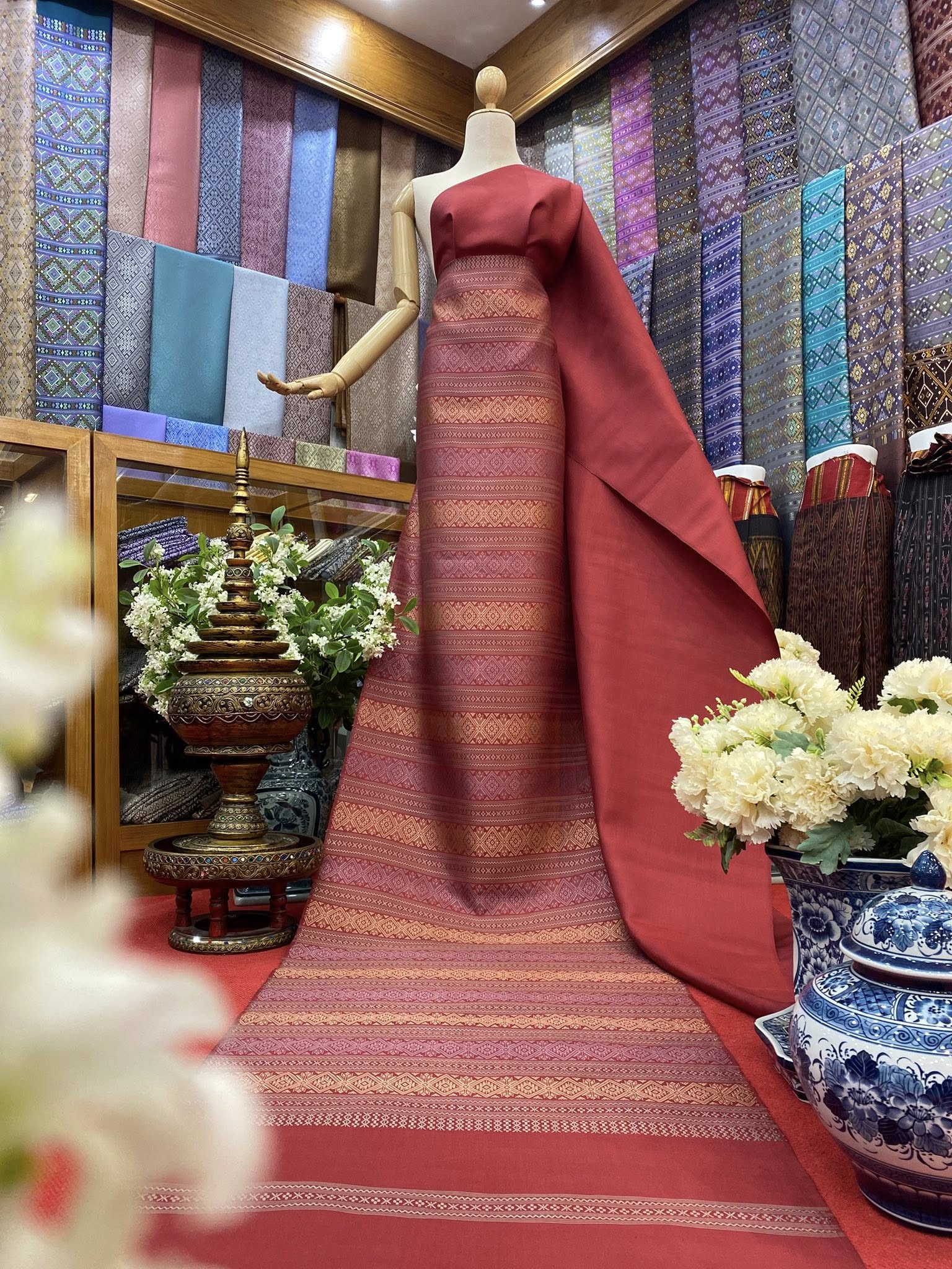 (ผ้าชุด)ไหมแพรวา ตัดชุดลายล่วงสามสี ขนาด 63x500ซม (ลาย 2.3เมตร+สีพื้น 2.7เมตร) พื้นสีแดง รหัส P10-BM-0905683