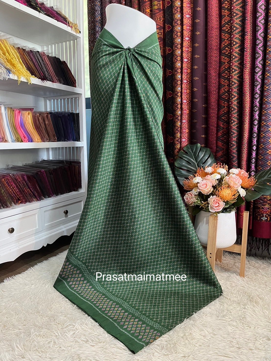 ซิ่น ผ้าไหมมัดหมี่ 3ตะกอ ขนาด 1x2เมตร พื้นสีเขียว รหัส R2Q-PS-05076832