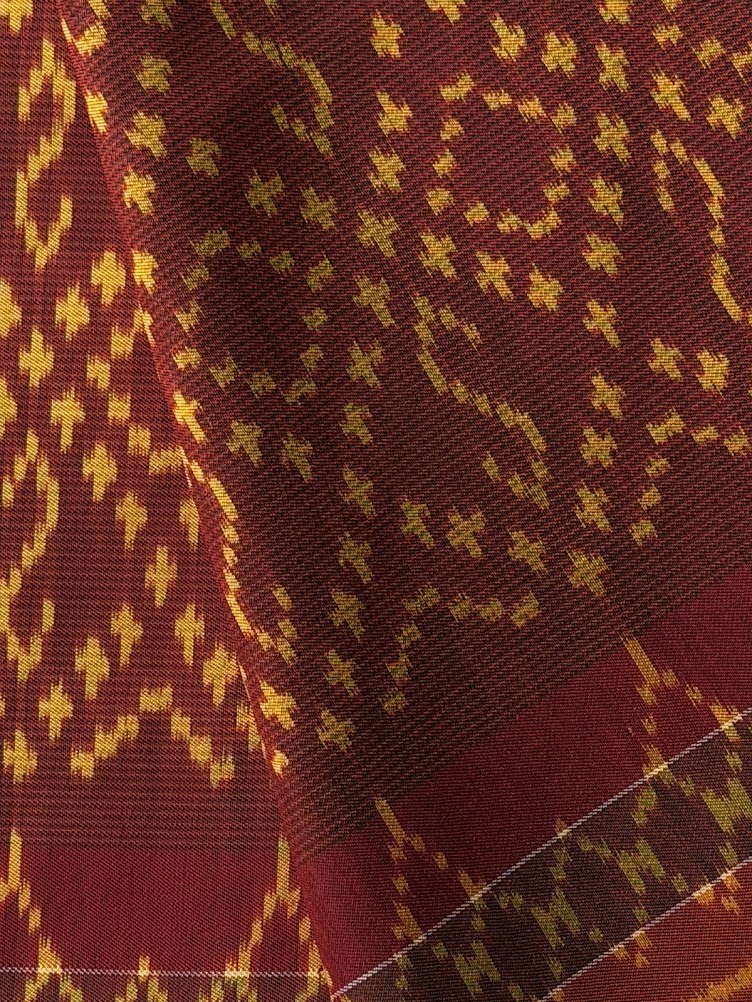 ซิ่น ผ้าไหมมัดหมี่ 3ตะกอ ทอควบเส้น ขนาด 1x2 เมตร ลายขอประยุกต์ พื้นสีแดง รหัส PCS-NY-11226825