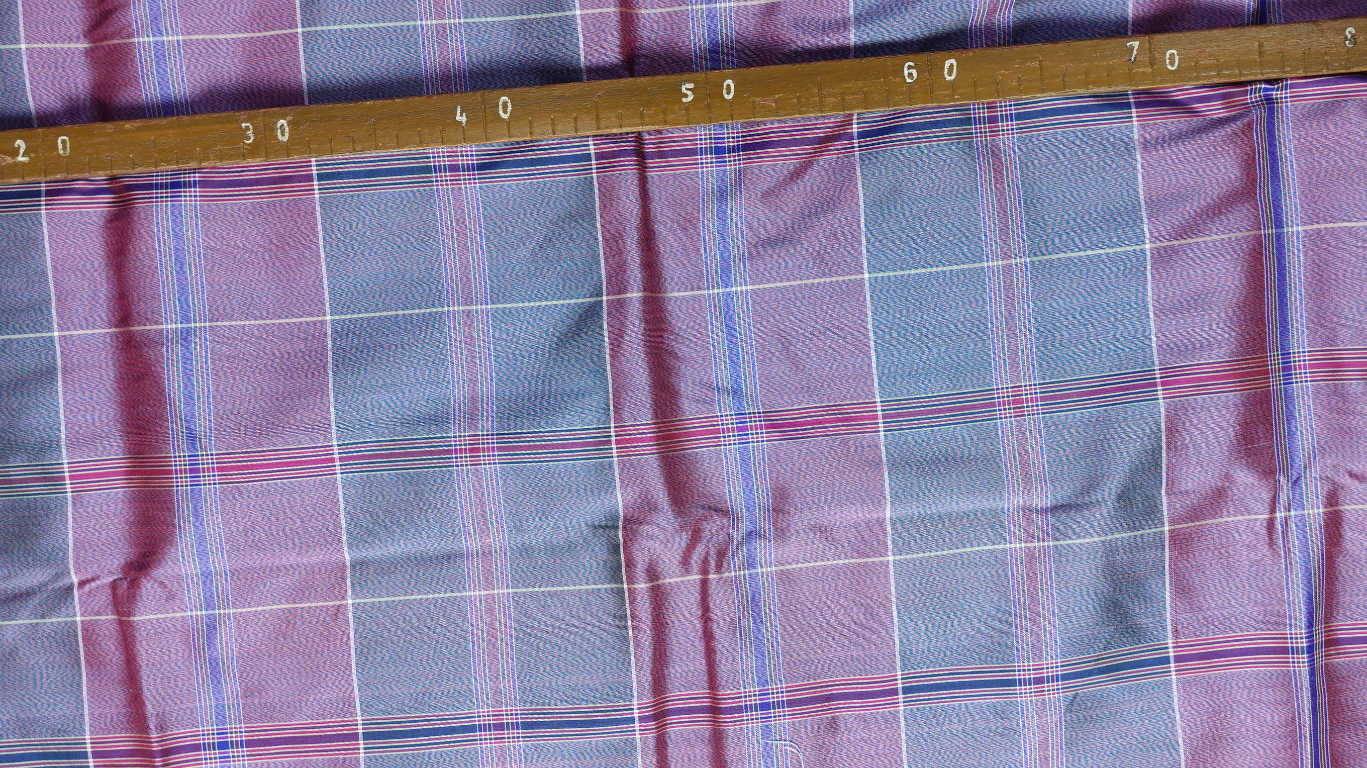 ผ้าไหมโสร่ง ไหมแท้ ลายหางกระรอก สีม่วงสลับสีเทา (ราคาต่อเมตร) รหัส R1B-NY-012468101