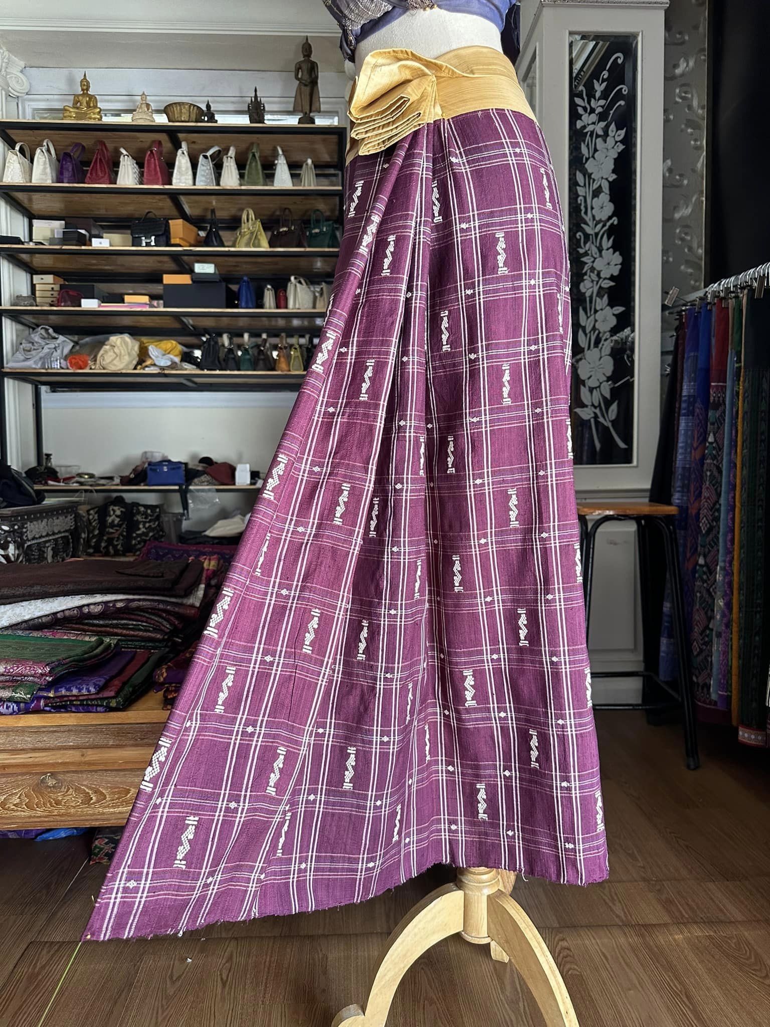 โสร่ง ไหมบ้าน ย้อมสีธรรมชาติ ขนาด 115x200ซม พื้นสีม่วงเปลือกมังคุด รหัส N9-SIL-VR4