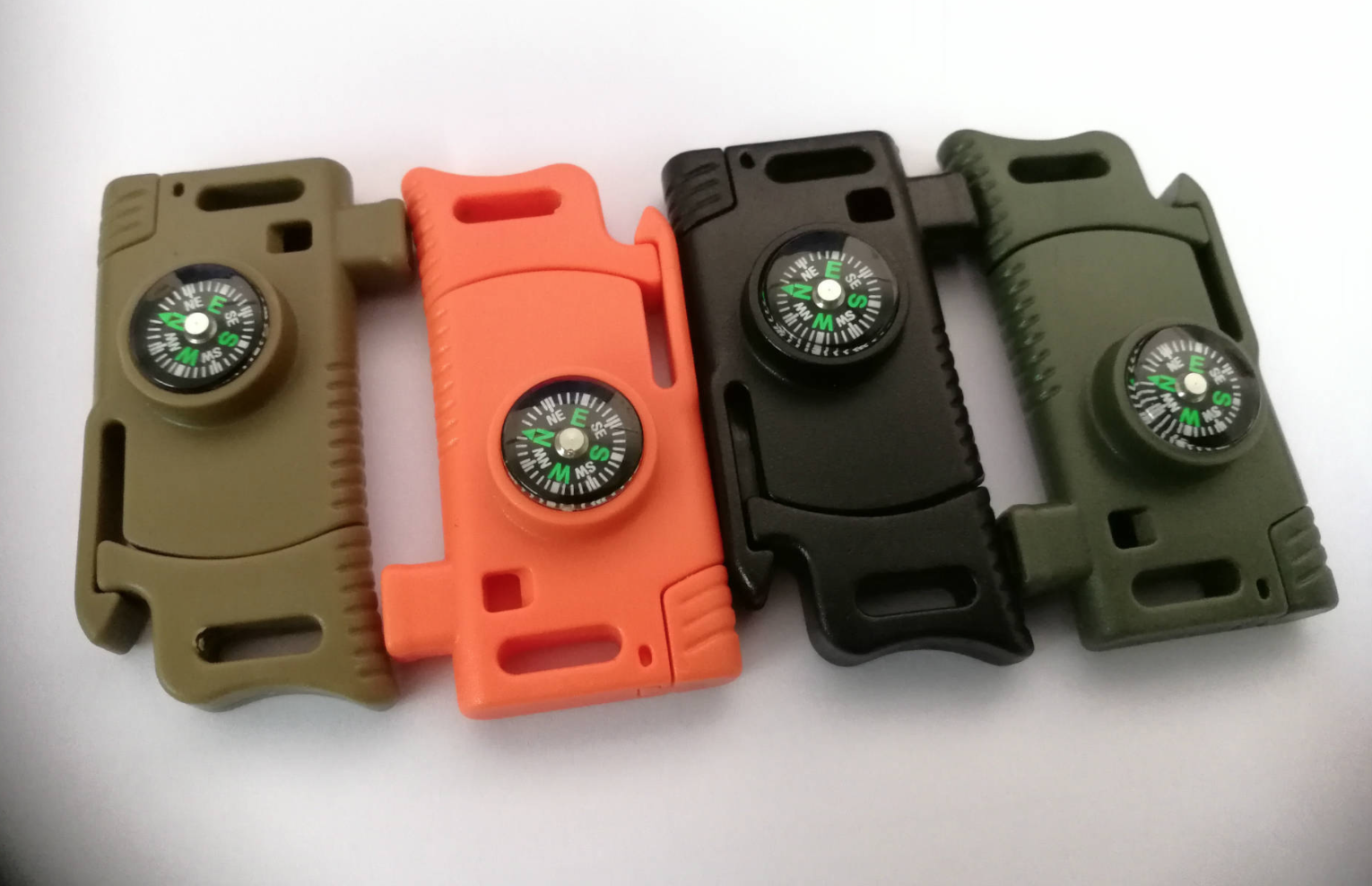 ตัวล็อคก้ามปู ซ่อนมีด มีเข็มทิศ,แท่งจุดไฟและนกหวีดในตัว