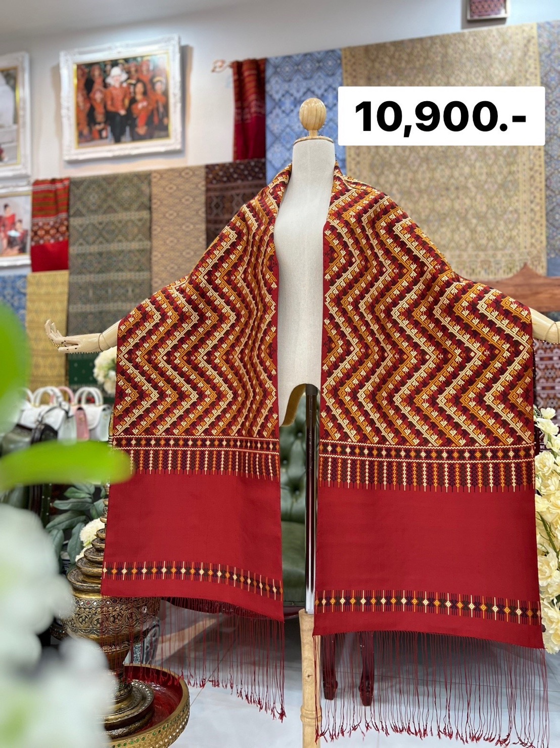 ผ้าคลุมไหล่ ไหมแพรวา ขนาด 50x 2.60ซม. พื้นสีแดง รหัส Z-BM-07216819