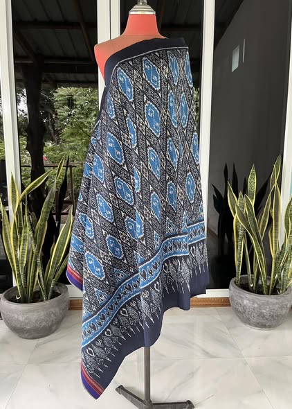 ซิ่น ผ้าไหมมัดหมี่ ทอยกดอกลูกแก้ว ขนาด 1x2เมตร ลายสิริวชิราภรณ์ พื้นสีน้ำเงินกรม รหัส L9A-30-1031681