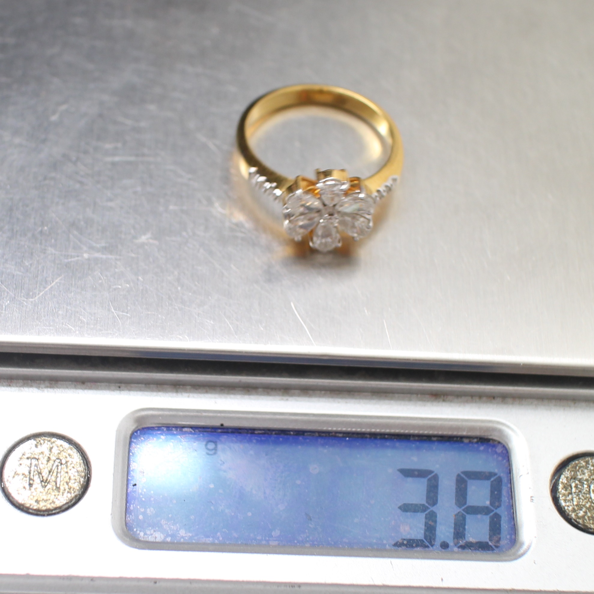 RG250278 แหวนดอกไม้เพชรหยดน้ำ เพชรหยดน้ำ 6 เม็ด 0.87 กะรัต และ เพชรกลม 9 เม็ด 0.09 กะรัต ทองแท้ 18k นน.รวม 3.8 กรัม ขนาดแหวน 53