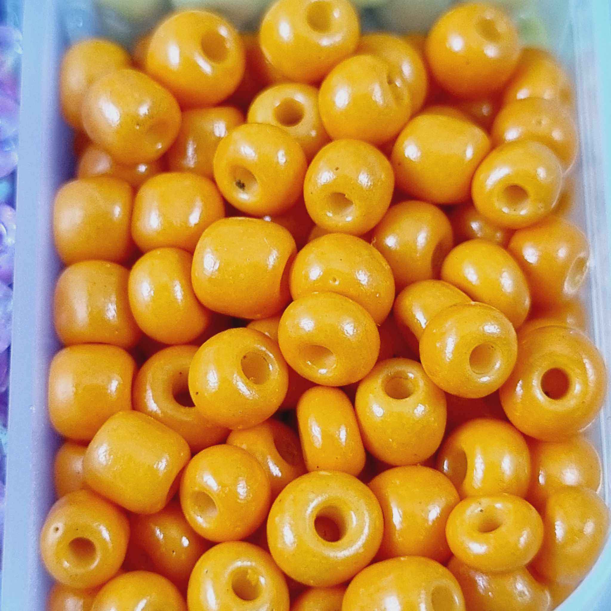 ลูกปัด Glass Beads 2-4มิลลิเมตร เม็ดทราย ลูกปัดแก้วมุก ใส ด้าน DIY สร้อยคอ สร้อยข้อมือ เครื่องประดับ ประมาณ กล่องละ +- 2000ชิ้น คละสี 10สี