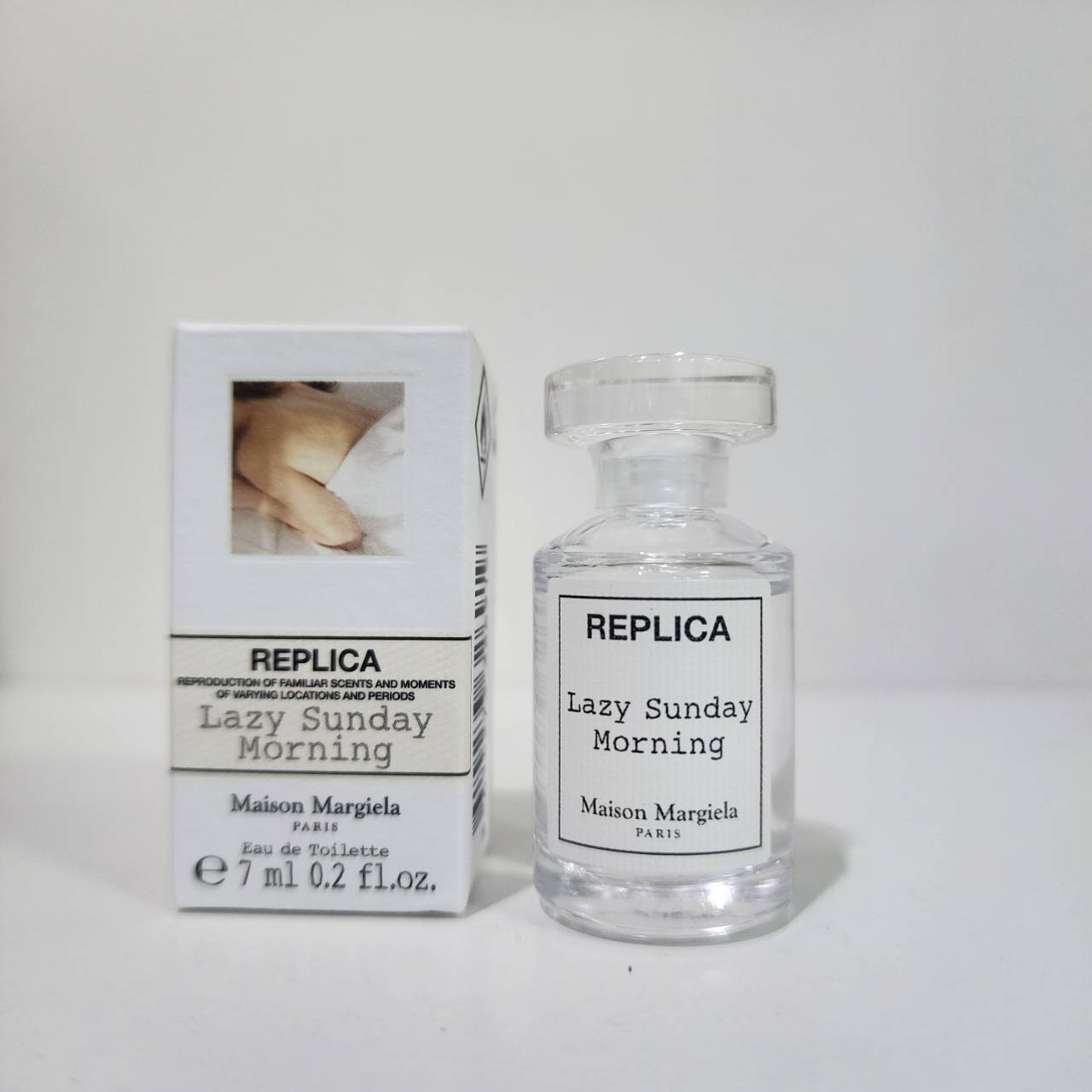 น้ำหอมจิ๋วมินิ Maison Margiela Replica Replica Lazy Sunday Morning 7ml แบบแต้มมีกล่อง ( Mini Perfume น้ำหอมขนาดพกพา) น้ำหอมจิ๋วมินิ ขวดน่ารัก ตั้งโชว์ก็สวย พกพาก็สะดวก หัวแต้มตามจุดชีพจร