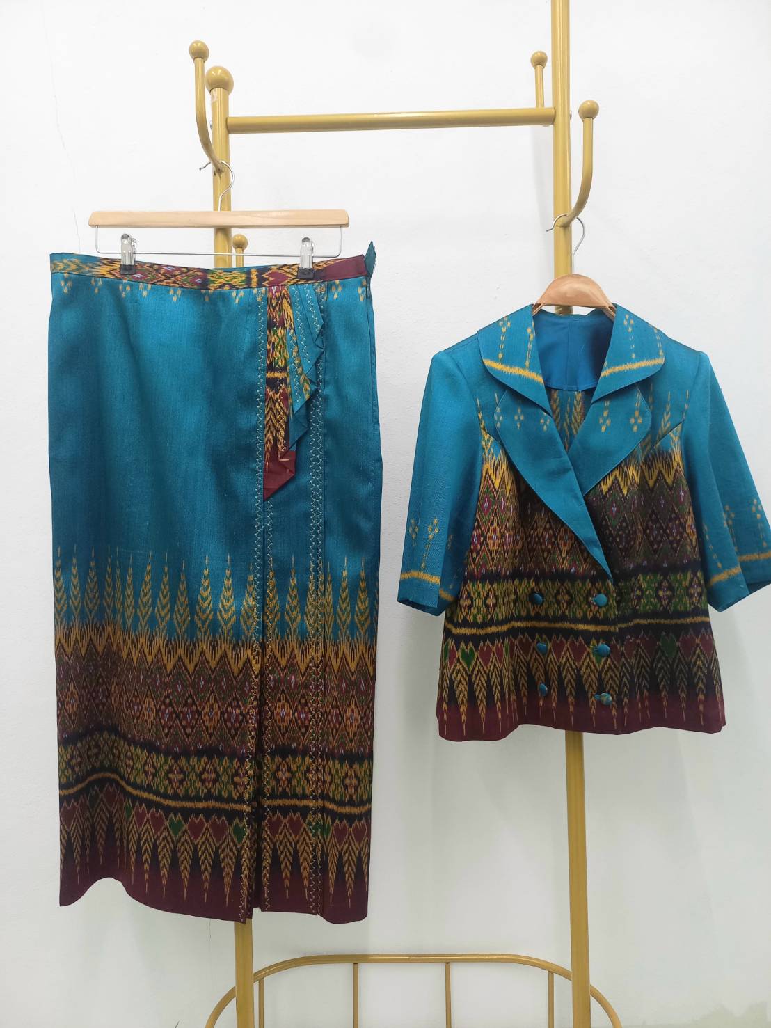 แบบตัดชุด แยกชิ้น เสื้อ+กระโปรง ผ้าไหม (ไม่รวมผ้า) chobmai รหัส CUT-PTS-10116700