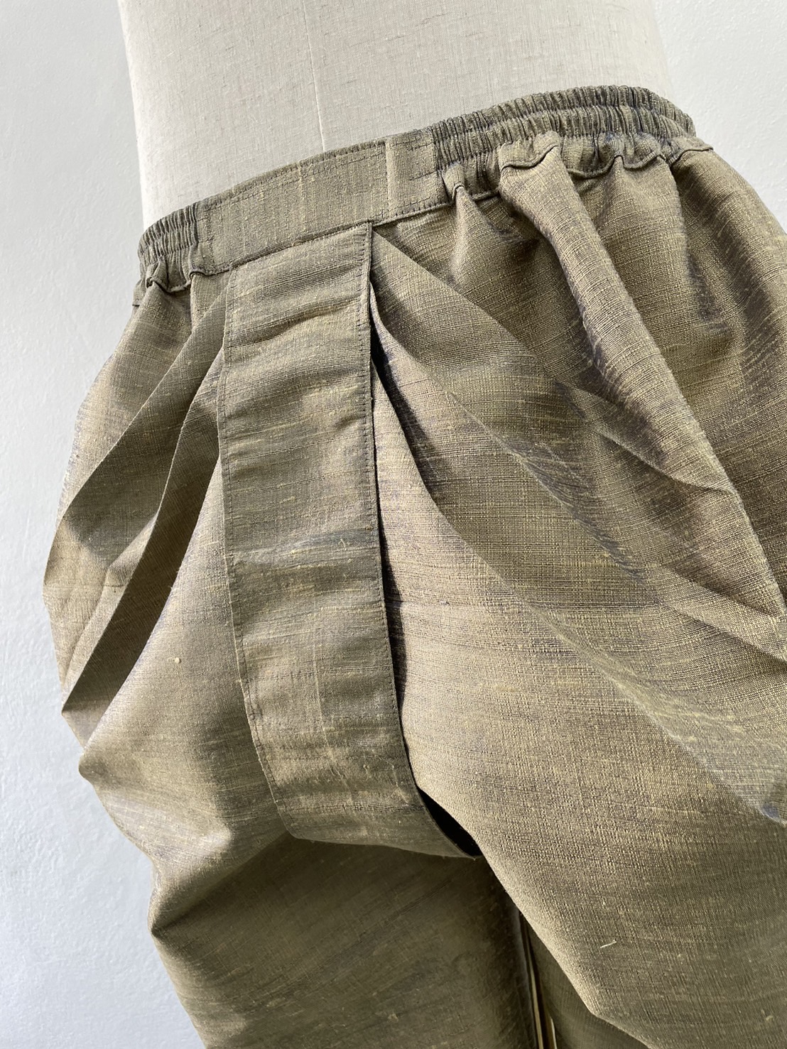 สั่งตัดเย็บ โจงกระเบน เอวยางยืด ติดตะขอ มีซิปซ่อนหลังทบหน้าผ้าโจง ทรงตามแบบ (ไม่รวมผ้า) รหัส CUT-JHN-0730671