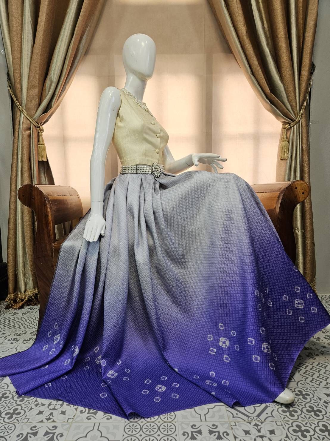 ผ้าไหมย้อมสไลด์สี ยกดอกลูกแก้ว ย้อมเชิงลายดอกไม้ เฉดสีเทา-สีน้ำเงิน เลือกขนาด รหัส BT-TT-1119672