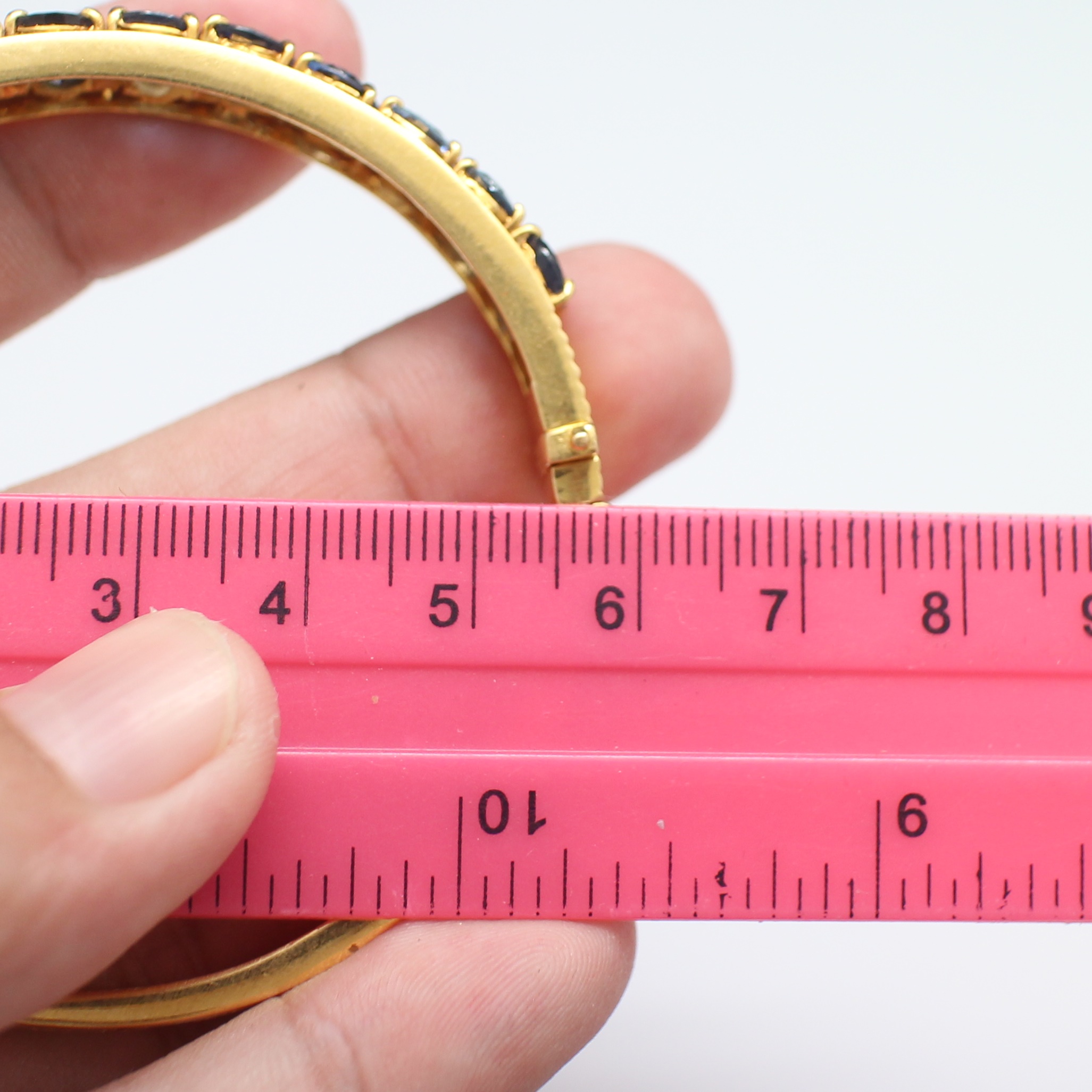 BL25059 กำไลไพลินแถวครึ่งวงทองฉลุลาย ทองแท้ 90% นน.รวม 21.8 กรัม เส้นผ่านศูนย์กลาง 5.5 ซม.