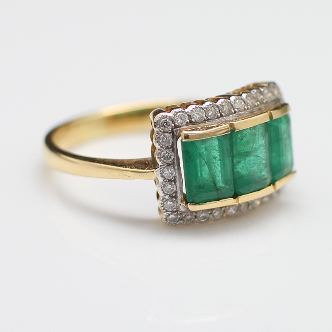 RG250099 แหวนมรกตเจียรไนล้อมเพชร เพชรแท้ 32 เม็ด 0.19 กะรัต ทองแท้ 18k นน.รวม 3.4 กรัม ขนาดแหวน 55