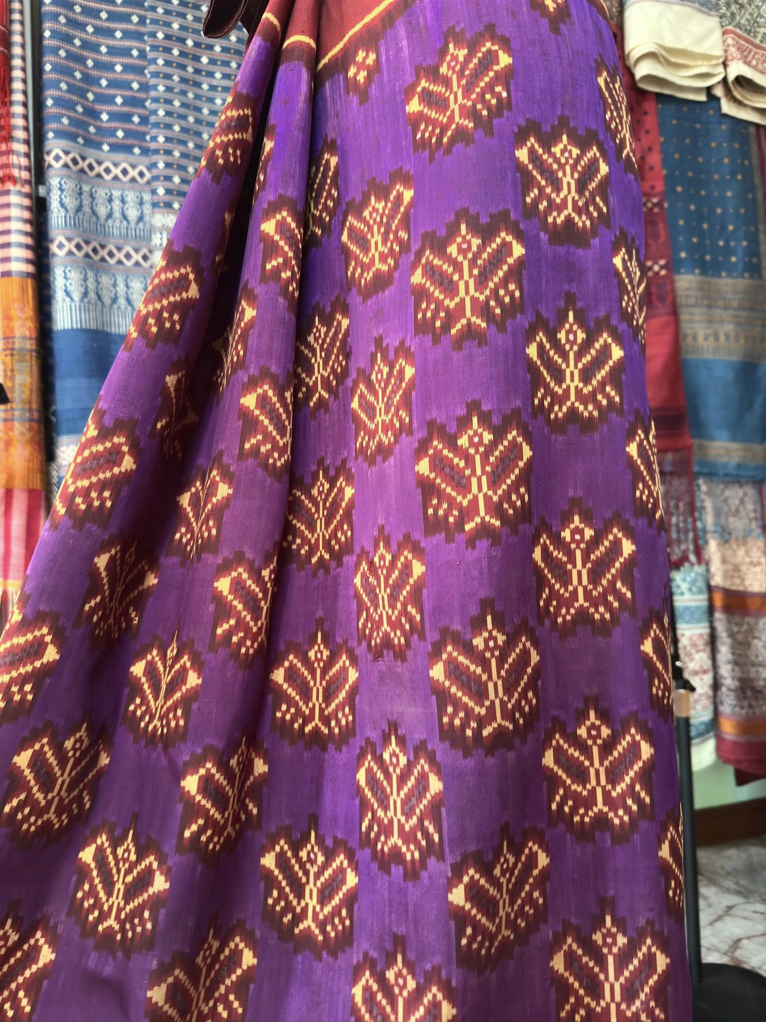 ซิ่น พระตะบอง ผ้าจามทอสามตะกอ ขนาด 115x155ซม พื้นสีม่วง รหัส N9-SIL-AJ23