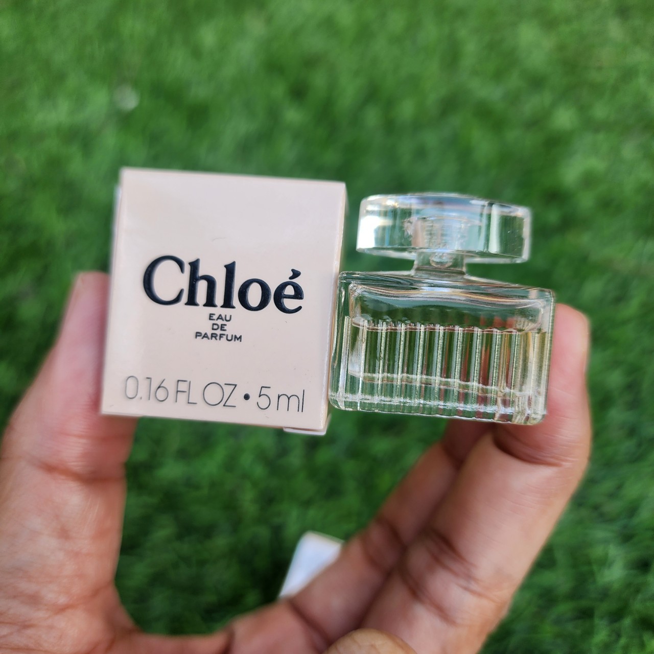 น้ำหอมจิ๋วมินิ Chloe Signature 5ml แบบแต้มมีกล่อง ( Mini Perfume น้ำหอมขนาดพกพา) น้ำหอมจิ๋วมินิ ขวดน่ารัก ตั้งโชว์ก็สวย พกพาก็สะดวก หัวแต้มตามจุดชีพจร