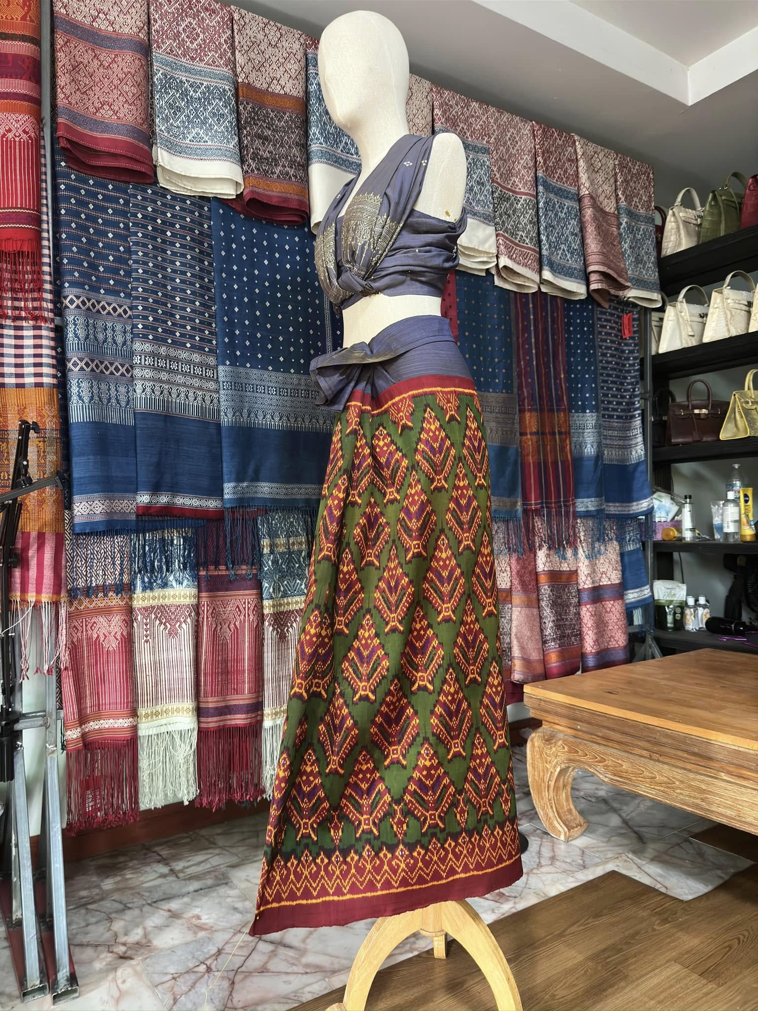 ซิ่น พระตะบอง ผ้าจามทอสามตะกอ ขนาด 110x140ซม พื้นสีแดง รหัส N9-SIL-AJ9