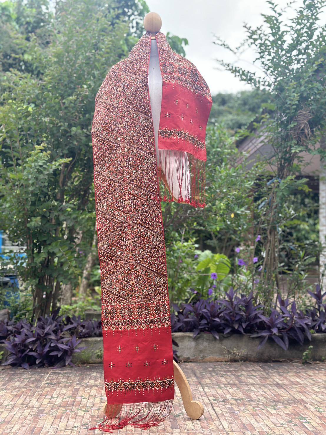 ผ้าพาดไหล่ ไหมแท้ สไบ400ไม้ ขนาด 30ซม.×235ม. ลายแพรวา พื้นสีแดง LW4A-PT-1113681