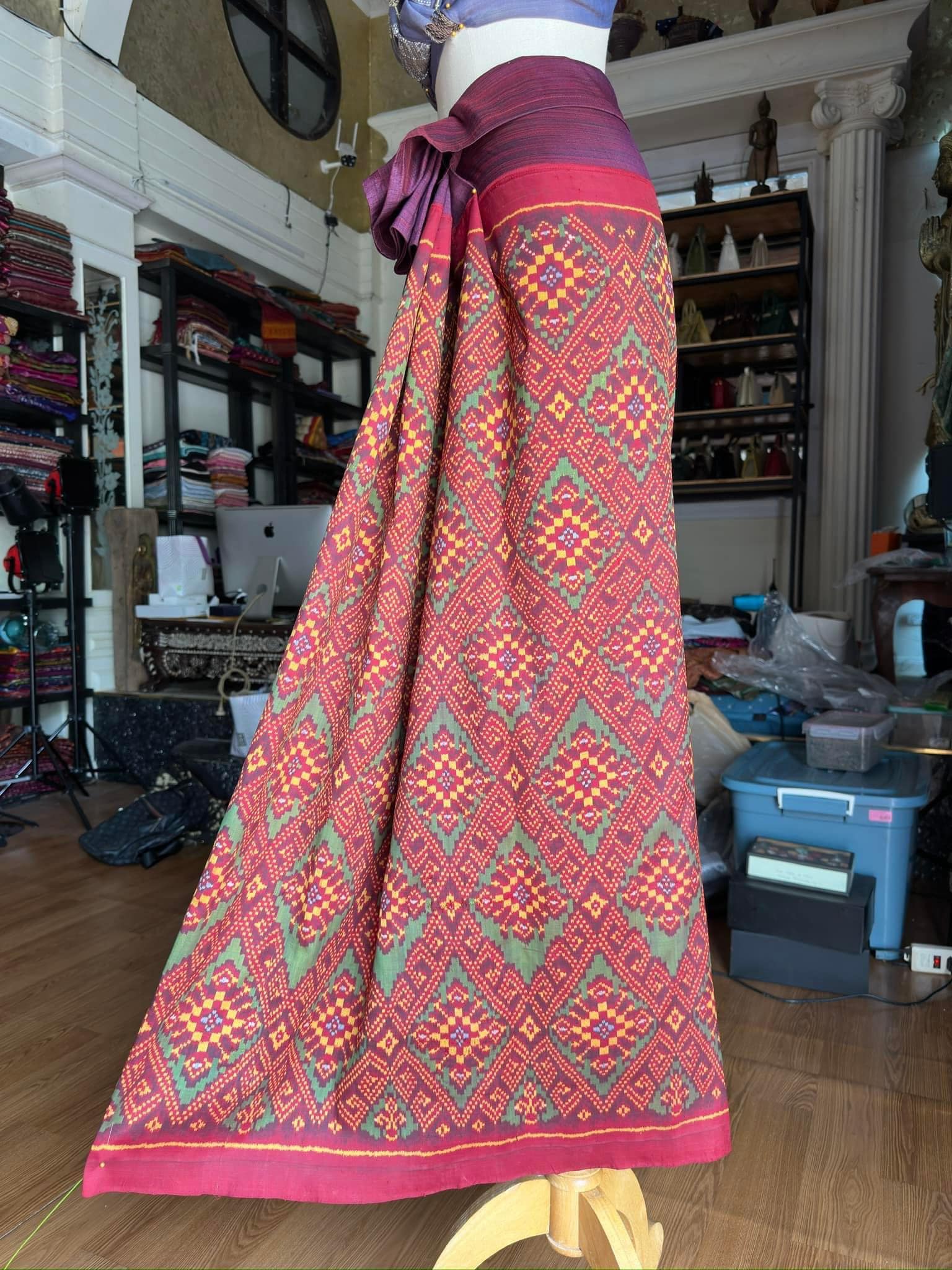 ซิ่น ไหมมัดหมี่รุ่นพิเศษ งานทอ 3ตะกอ ขนาด 115x165ซม สีม่วง รหัส N9-SIL-JA4