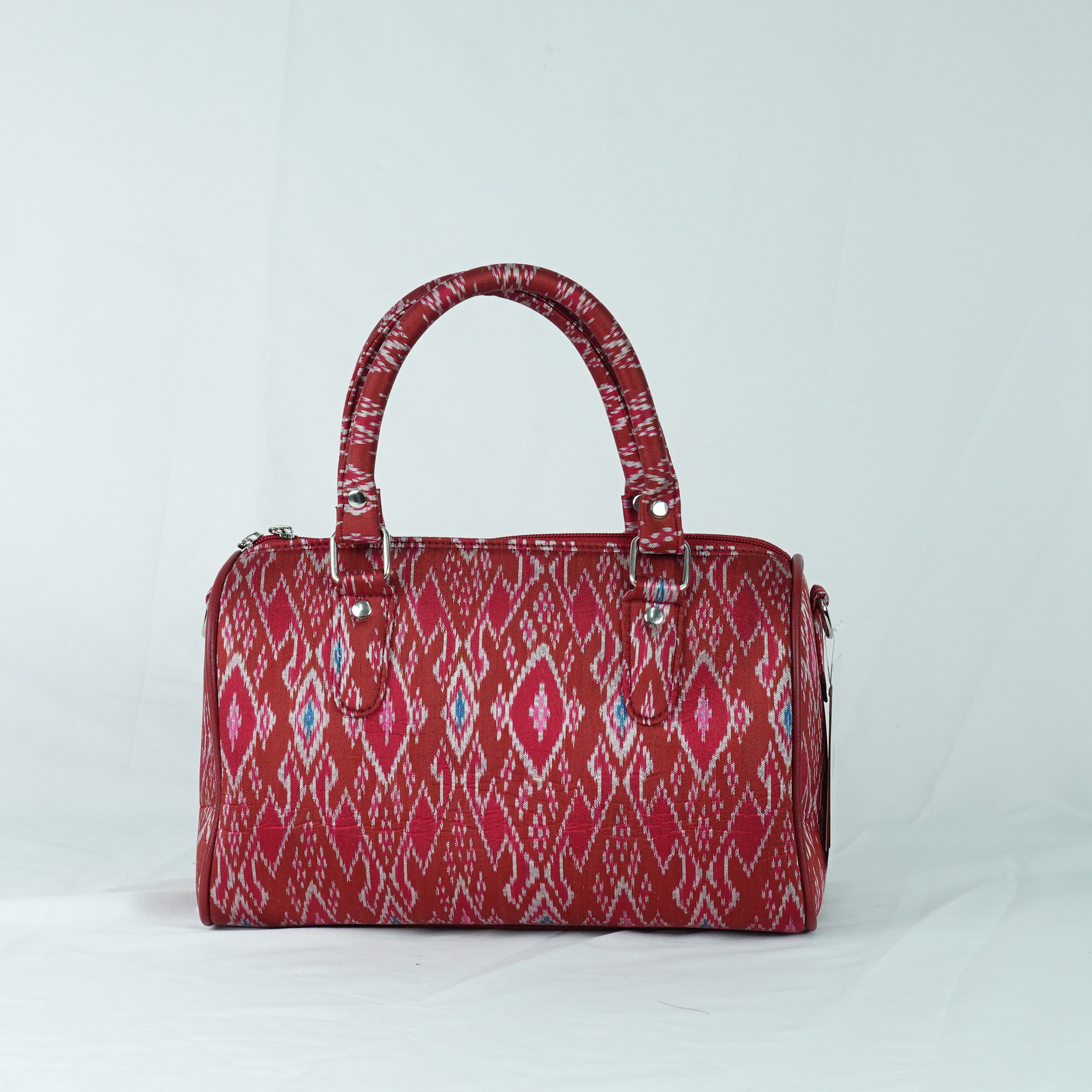 กระเป๋าถือผ้าไหม ทรงหมอน ขนาด 13x27x17ซม. ความสูงหูจับ 30 ซม. ลายขอล้อมเพชร สีแดง รหัส GLA-TT-0603685