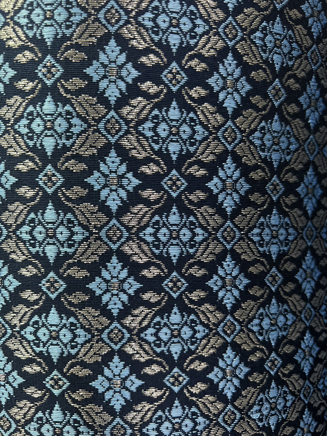 (ผ้าชุด)ผ้าไหมยกดอกลำพูน แยกกาบดิ้นเงิน ขนาด 1.03x4.46เมตร ลายบุษราคัมร้อยดวง พื้นสีน้ำเงิน รหัส N90-29-1112681