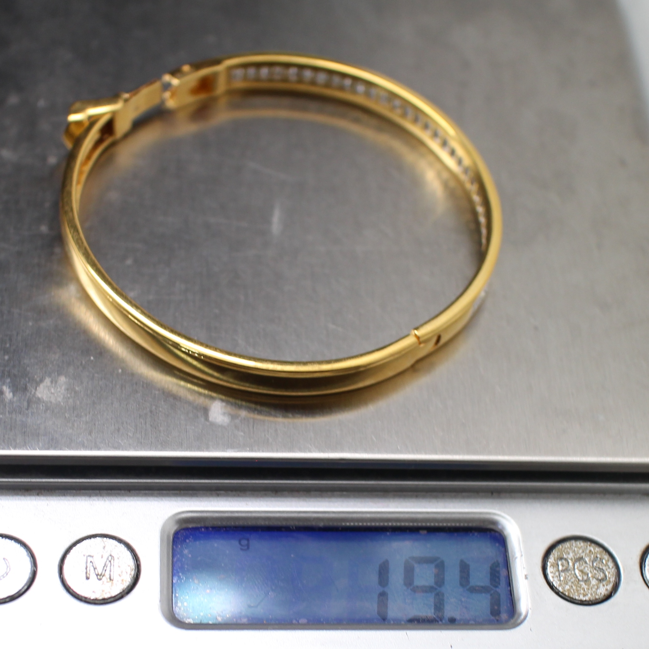 BL25151 กำไลเพชรแถวครึ่งวง เพชรแท้ 25 เม็ด 2 กะรัต ทองแท้ 90% นน.รวม 19.4 กรัม เส้นผ่านศูนย์กลาง 5.3 ซม.