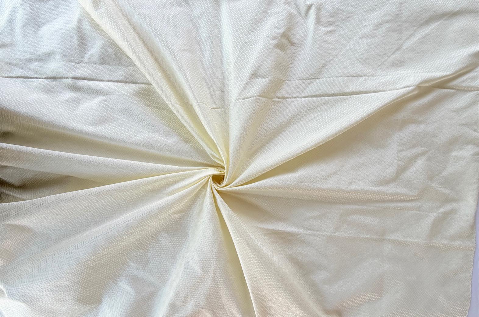 ผ้าไหมยกดอกลูกแก้ว สีพื้น ผ้าไหมแท้ 5ตะกอ สีครีมงาช้าง ไม่อาบน้ำยา ขายตามความยาวหลา รหัส B1-NY-1007671