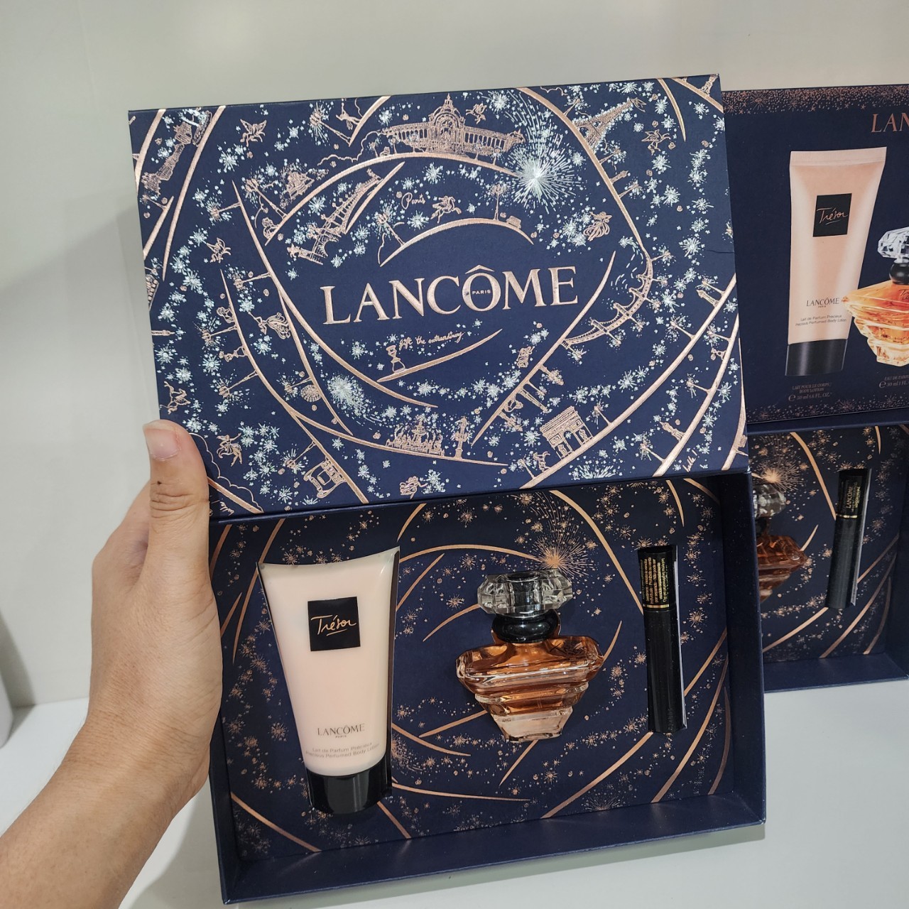 น้ำหอมแท้ Lancome Tresor EDP 30ml Holiday Set 2024 ชุดเซ็ตประกอบด้วย 1. น้ำหอม 30ml 2. Body Lotion 50ml 3. Mini Mascara 2ml "ชุดเซ็ตน้ำหอม