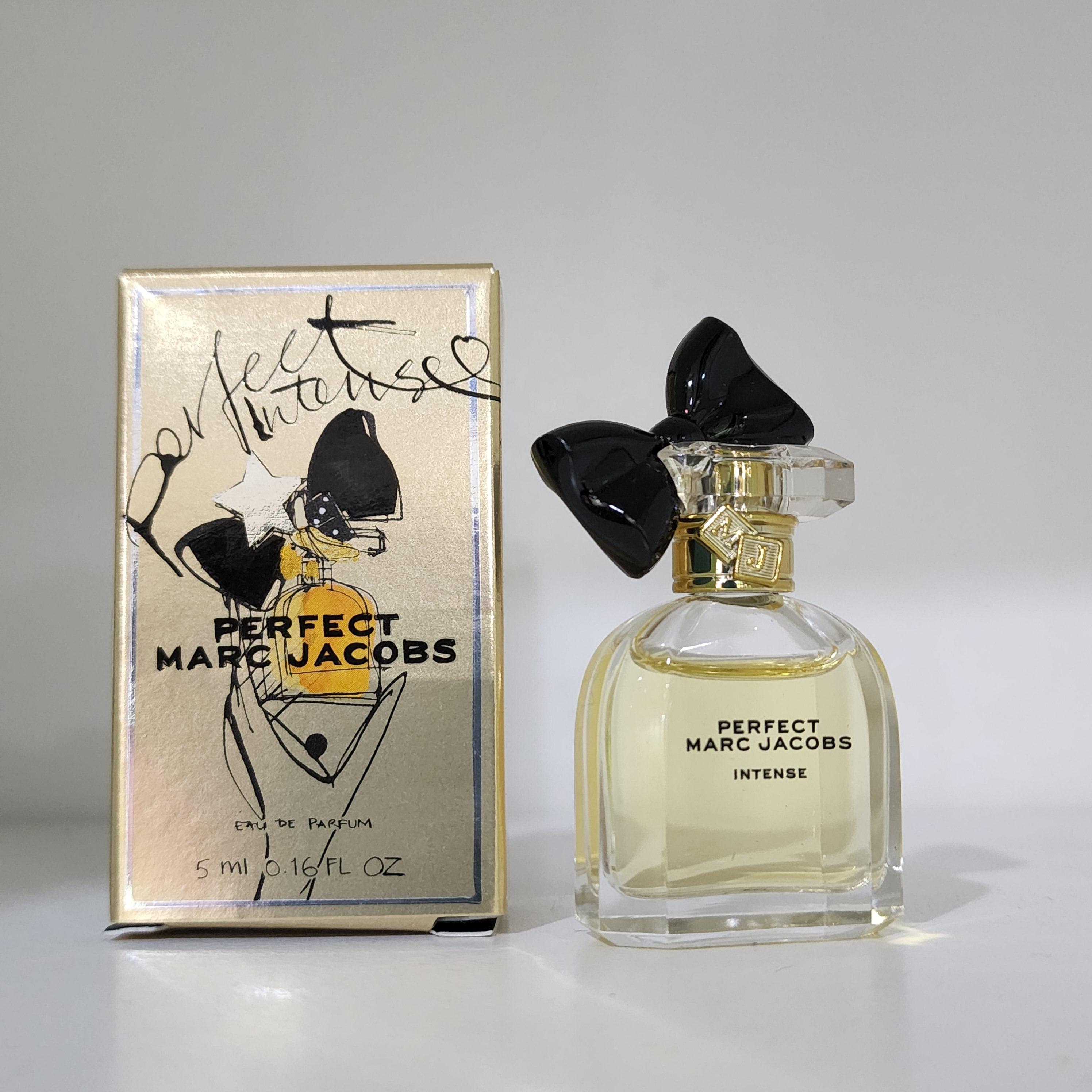 น้ำหอมจิ๋วมินิ Marc Jacobs Perfect Intense eau de parfum 5ml แบบแต้มมีกล่อง ( Mini Perfume น้ำหอมขนาดพกพา) น้ำหอมจิ๋วมินิ ขวดน่ารัก ตั้งโชว์ก็สวย พกพาก็สะดวก หัวแต้มตามจุดชีพจร
