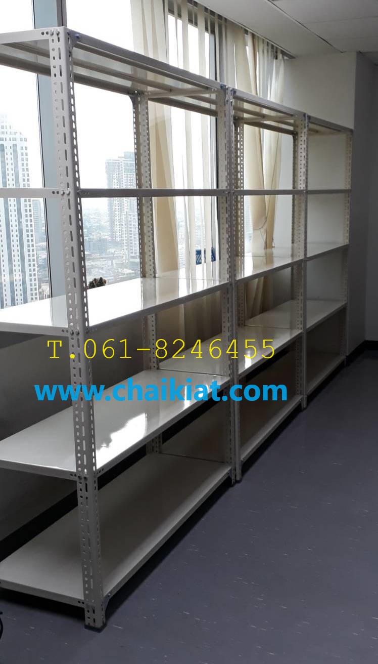 ชั้นเหล็กฉากเสาใหญ่วางของพื้นปูแผ่นเหล็ก