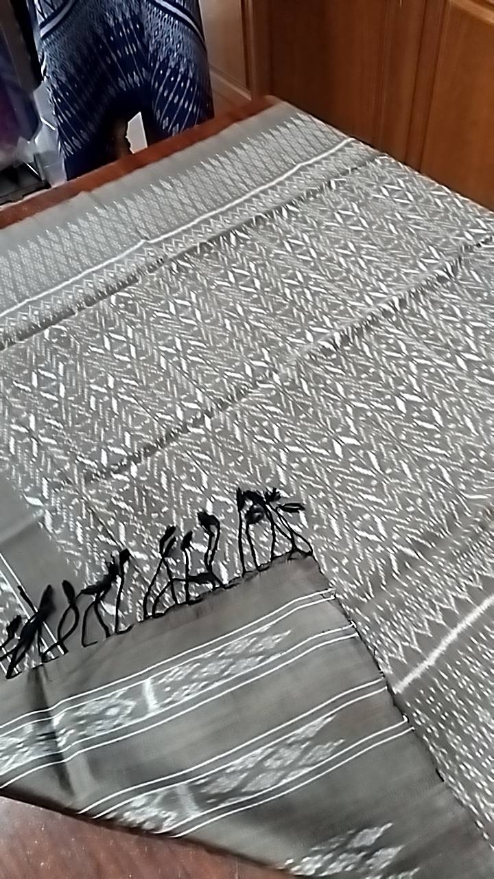 ซิ่น ผ้าไหมมัดหมี่ สีธรรมชาติ 3ตะกอ ทอเหยียบเหาะ ขนาด1x2เมตร พื้นสีเทา รหัส M3P-NY-10316713