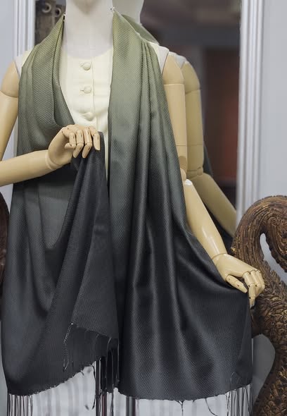 ผ้าคลุมไหล่ไหม ยกดอกลูกแก้ว ไล่เฉดสี ขนาด 65x200ซม. สีเทาดำ-สีเขียว รหัส ZYE-TT-1127681