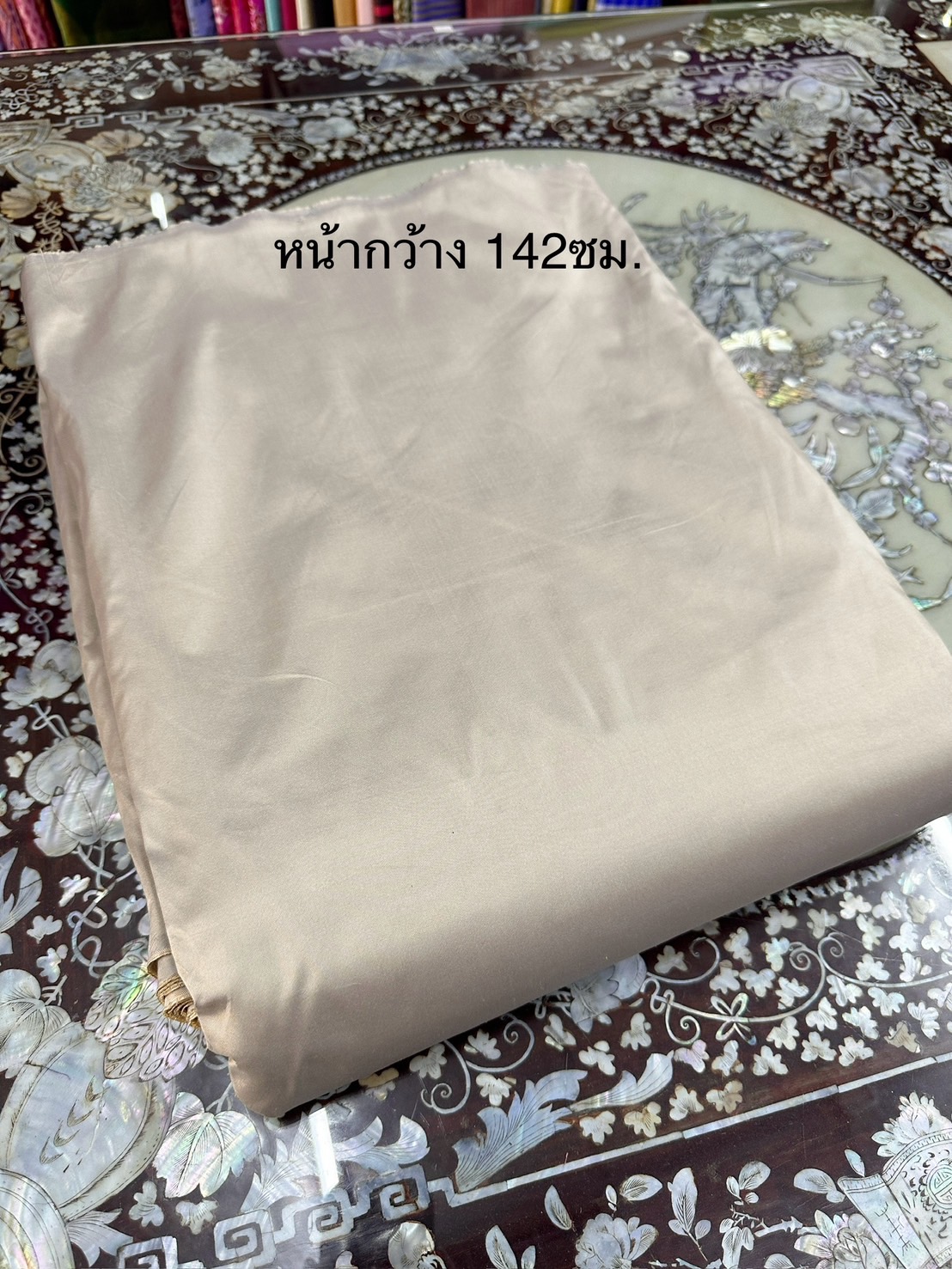 ผ้าไหมสีพื้น รุ่นเพชร เนื้อเรียบ หน้ากว้าง 142ซม. ไหมแท้ สีครีมเทาอ่อน (ราคาต่อหลา) รหัส C-0729671