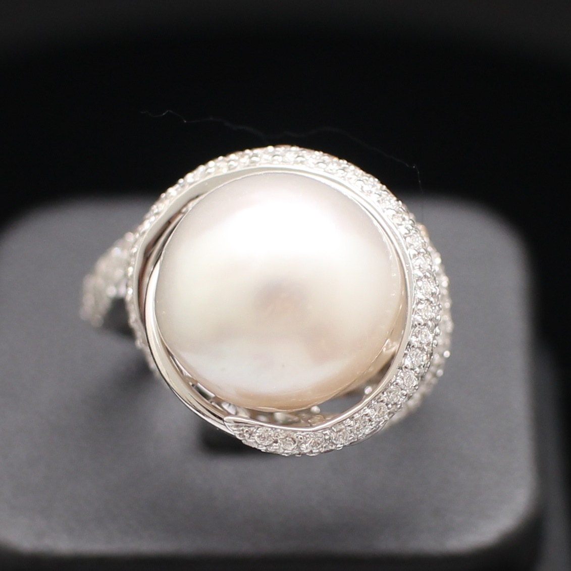 RG250204 แหวนไข่มุกล้อมเพชร เพชรแท้ 245 เม็ด 1.80 กะรัต ทองแท้ 18k ขาว นน.รวม 13 กรัม ขนาดแหวน 51 มุก 12 มิล