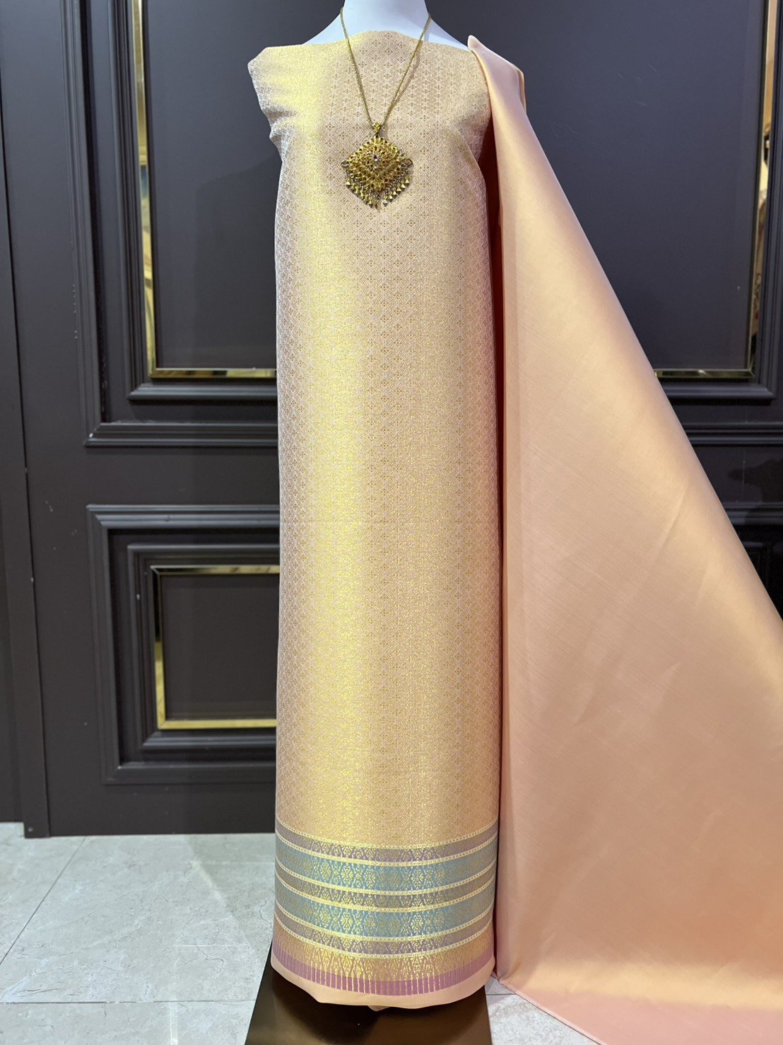 (ผ้าชุด)ผ้าไหมยกดอกลำพูน เกาะเชิงดิ้นทอง ขนาด 1.02x4.45เมตร ลายพิกุลโบราณ พื้นสีส้มทองเหลือง รหัส N90-29-TR0554