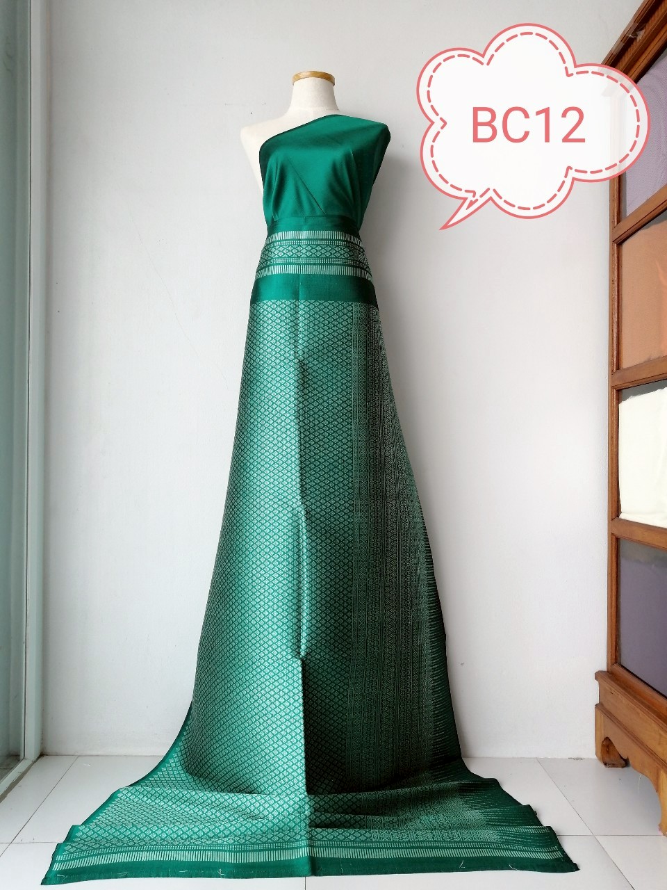 (ผ้าชุด)ไหมยกสุรินทร์ ขนาด 1x4เมตร (ลาย 2เมตร+สีพื้น 2เมตร) สีเขียว รหัส N10-119-06046825