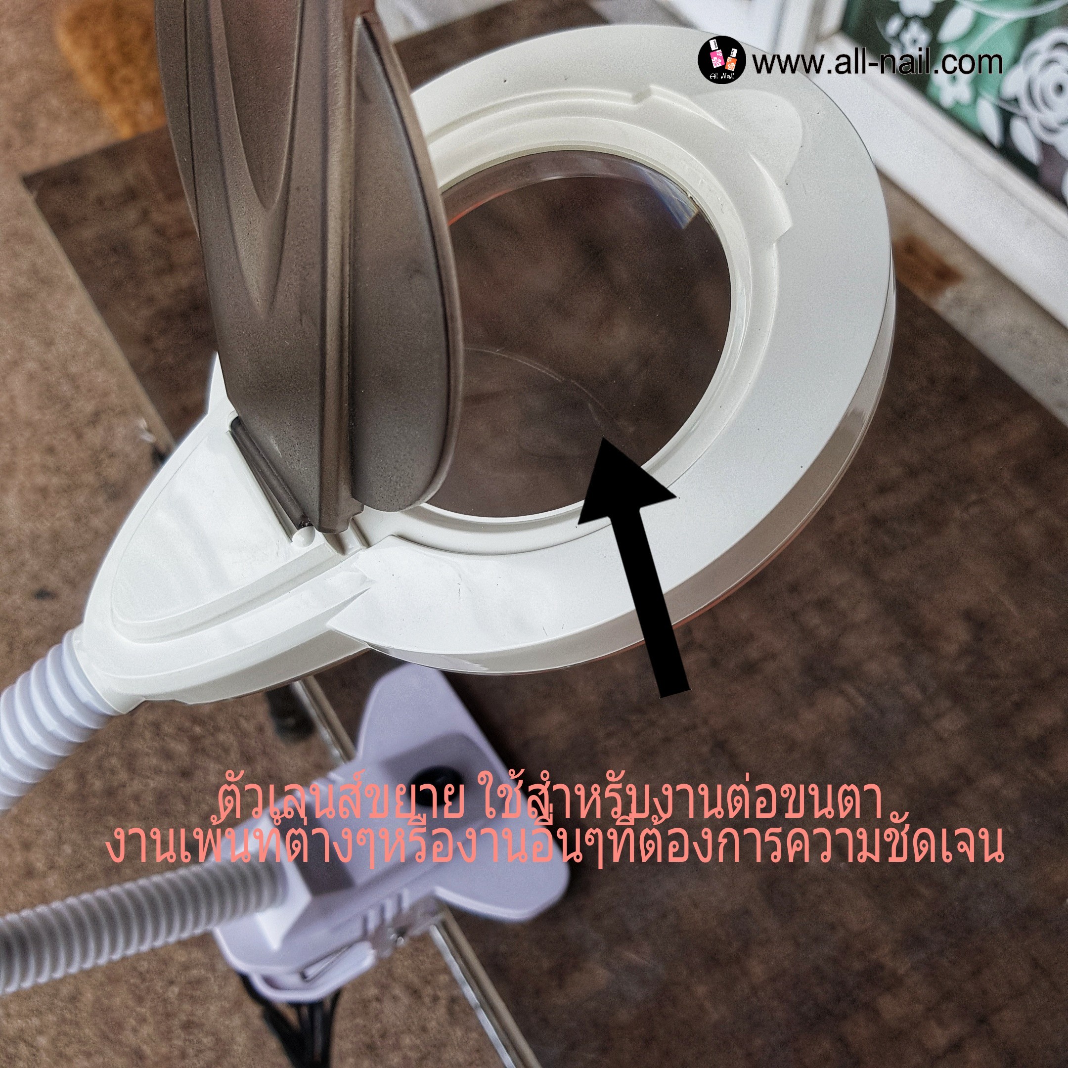 โคมไฟแบบตั้งโต๊ะ มีเลนส์ขยาย