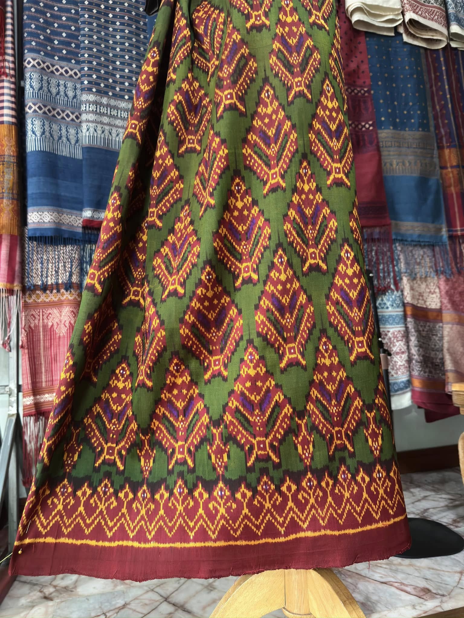 ซิ่น พระตะบอง ผ้าจามทอสามตะกอ ขนาด 110x140ซม พื้นสีแดง รหัส N9-SIL-AJ9