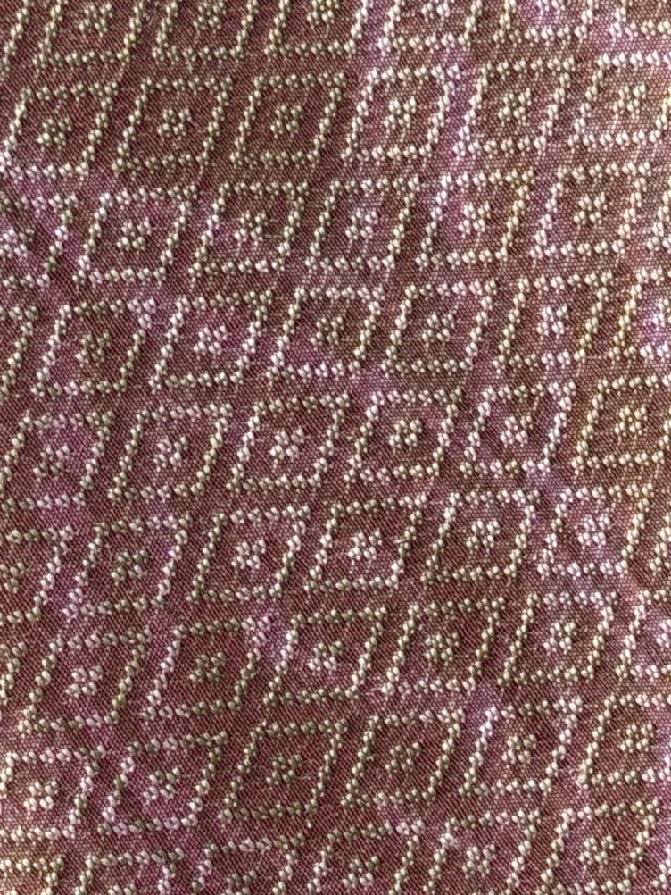 ซิ่น ผ้าไหมมัดหมี่ ยกดอก 6ตะกอ สีธรรมชาติ ขนาด 1x2 เมตร ลายขอประยุกต์ พื้นสีชมพู รหัส PCS-NY-11226828