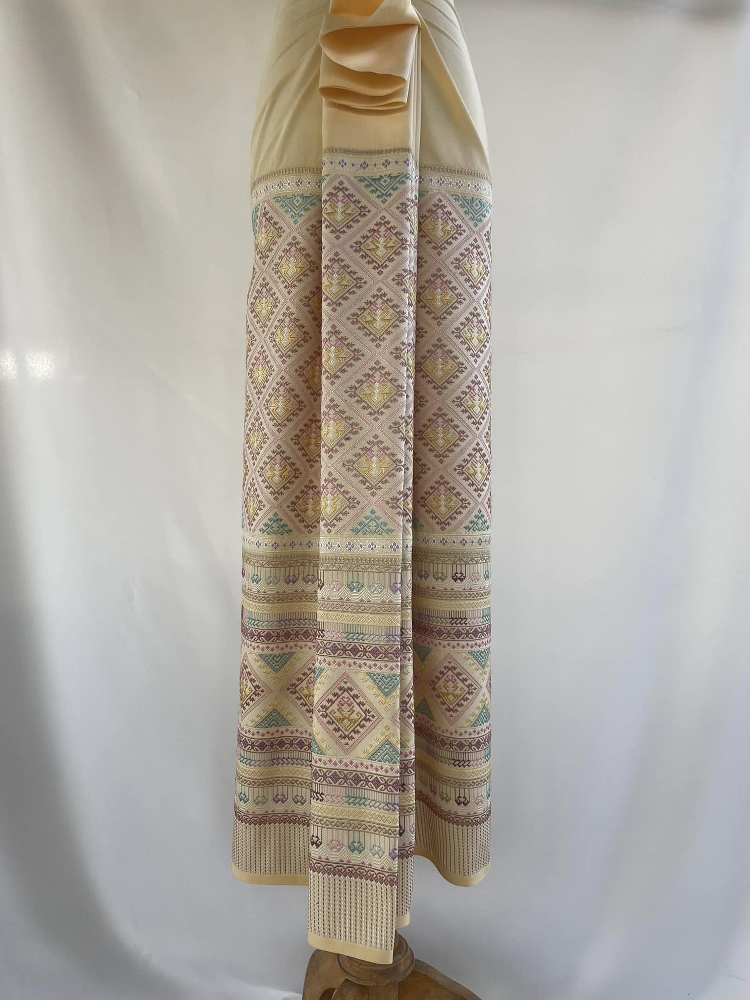 ซิ่นตีนจก ผ้าไหมทั้งผืน (ยืนไหม พุ่งไหม จกไหม) โทนสีเหลืองไข่ รหัส N9-105-0507688