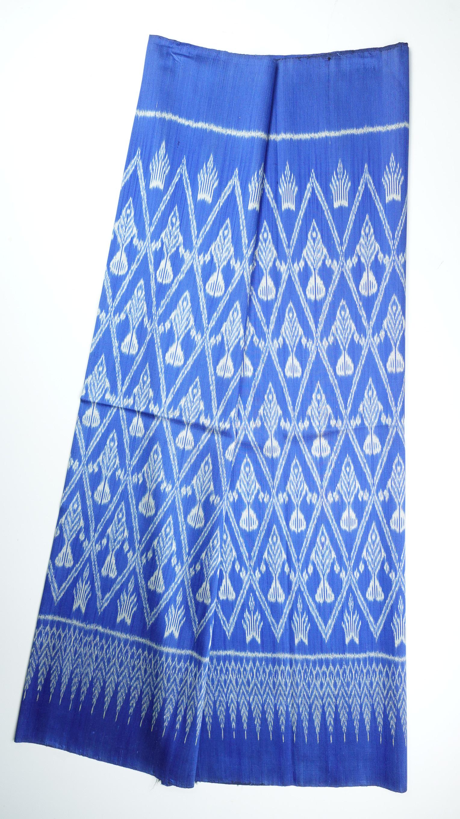 (ผ้าชุด)ไหมมัดหมี่ 3ตะกอ ไหมแท้ (ผ้าลาย 2เมตร+สีพื้น2เมตร) โทนสีฟ้า รหัส M3-ME-066-1222679