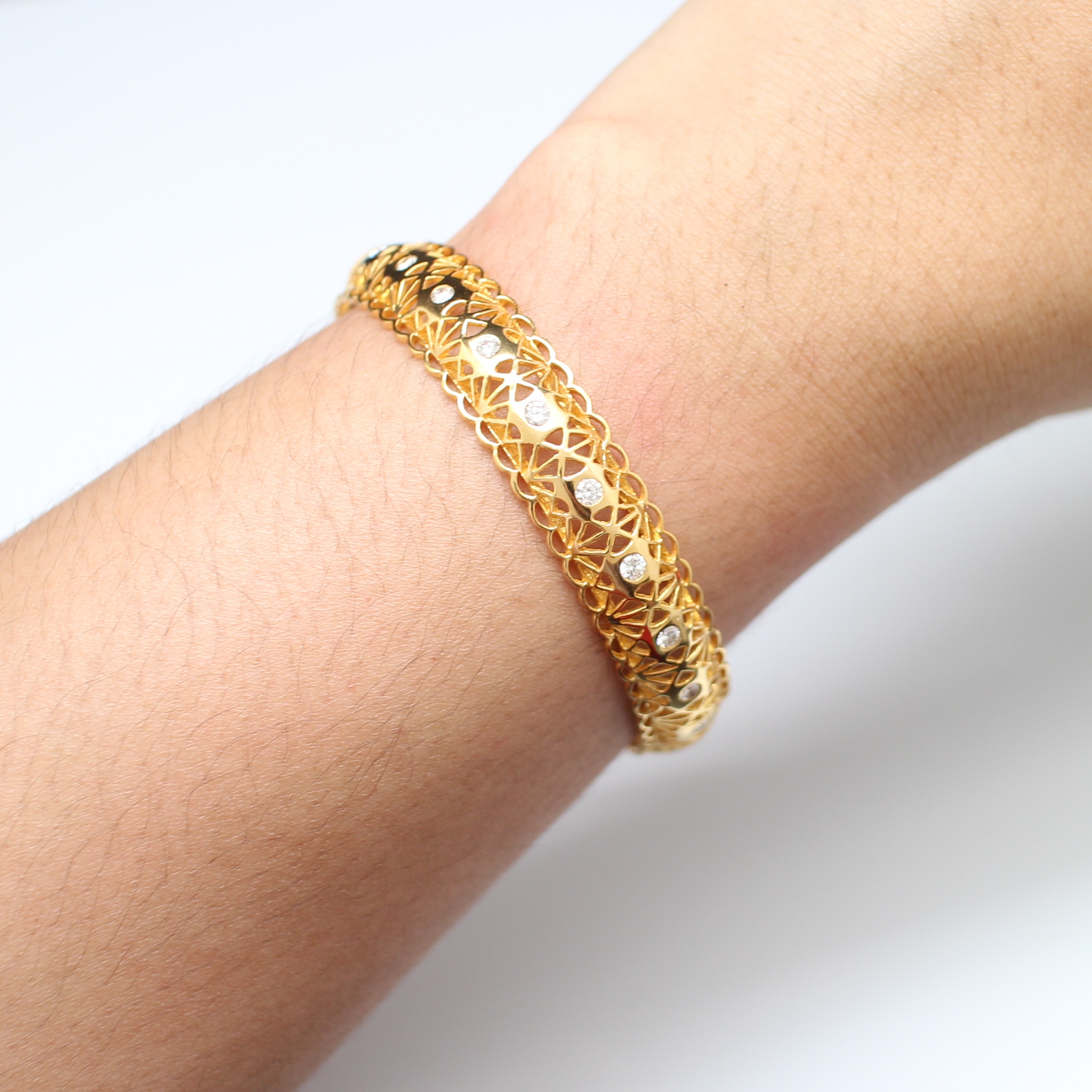 BL25126 กำไลเพชรฉลุลาย เพชรแท้ 22 เม็ด 1.10 กะรัต ทองแท้ 90% นน.รวม 20.8 กรัม เส้นผ่านศูนย์กลาง 5.3 ซม.