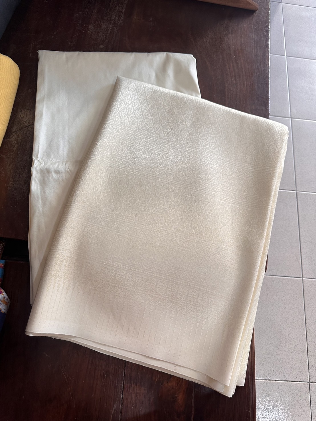 (ผ้าชุด)ไหมยกสุรินทร์ ขนาด 1x4เมตร (ลาย 2เมตร+สีพื้น 2เมตร) สีครีมขาว รหัส N10-AA0214661