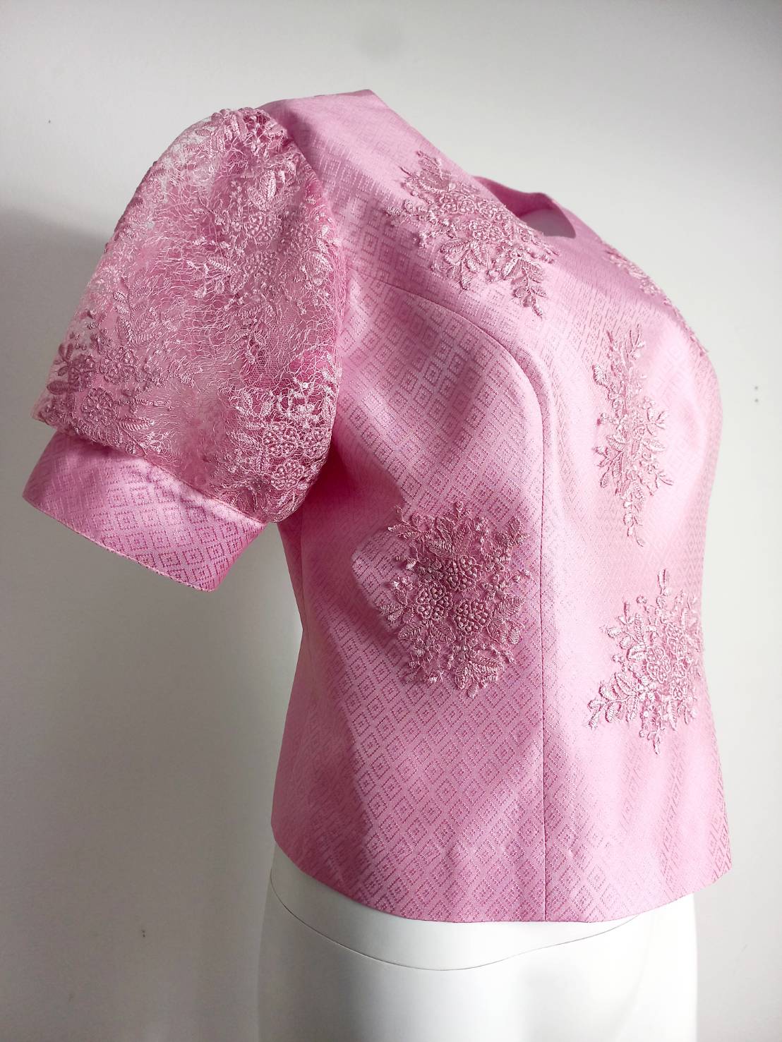 เสื้อผ้าไหมยกดอก แต่งลายลูกไม้ | เลือกผ้า ส่งไซส์ได้