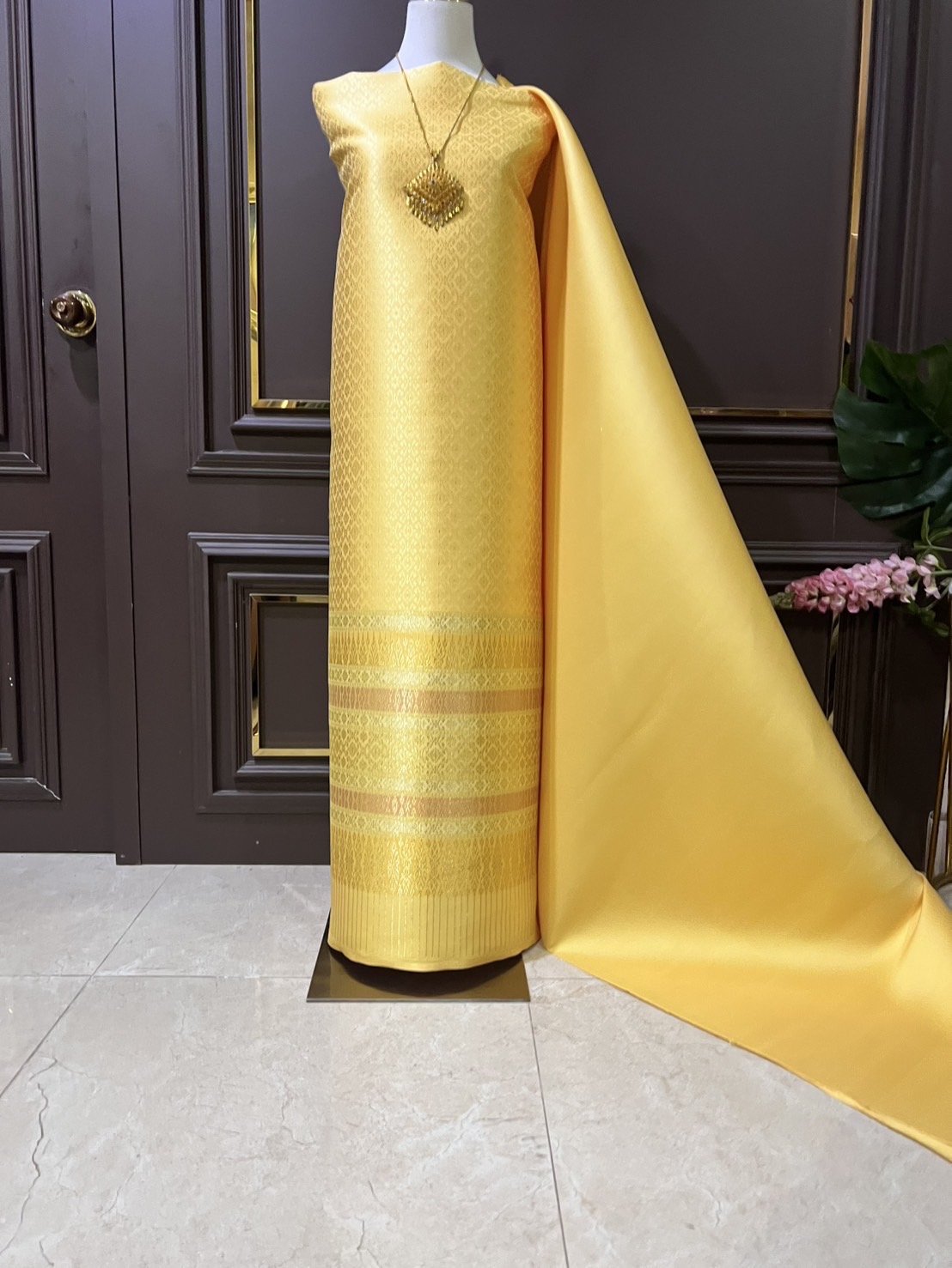 (ผ้าชุด)ผ้าไหมยกดอกลำพูน เกาะเชิงดิ้นทอง ขนาด 1.02x4.40เมตร ลายซุ้มขจร พื้นสีเหลือง รหัส N90-29-TR0456