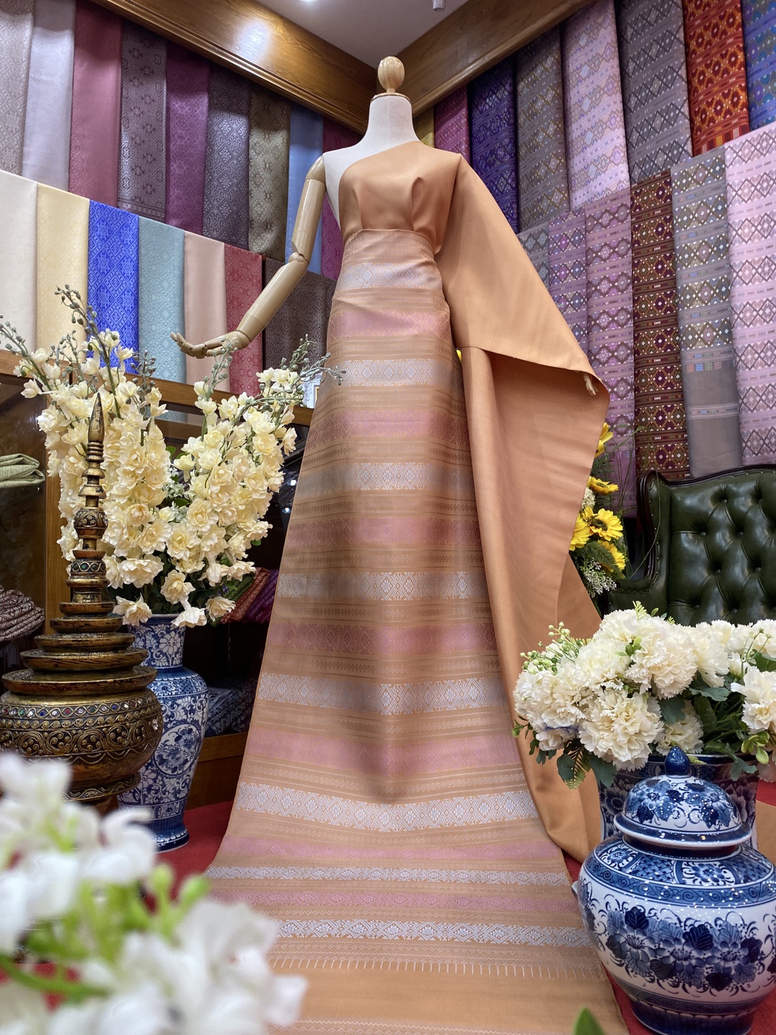 (ผ้าชุด)ไหมแพรวา ตัดชุดลายล่วง ขนาด 63x500ซม (ลาย 2.3เมตร+สีพื้น 2.7เมตร) พื้นสีส้ม รหัส P10-BM-0925686