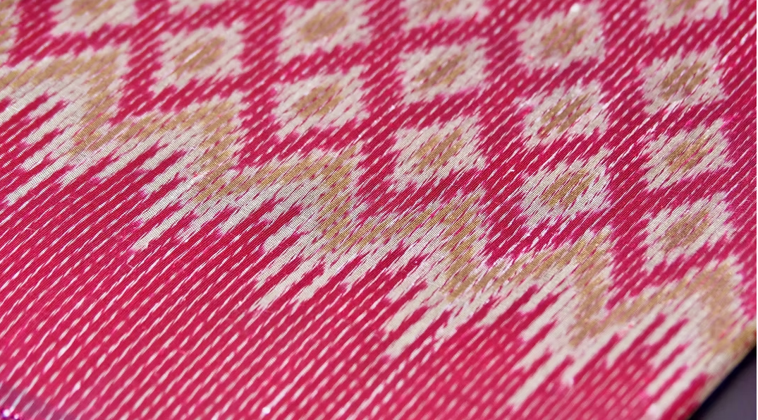 ซิ่น ผ้าไหมมัดหมี่ ไหมบ้าน ขนาด 1x2หลา พื้นสีแดง รหัส CISP-CT-102582