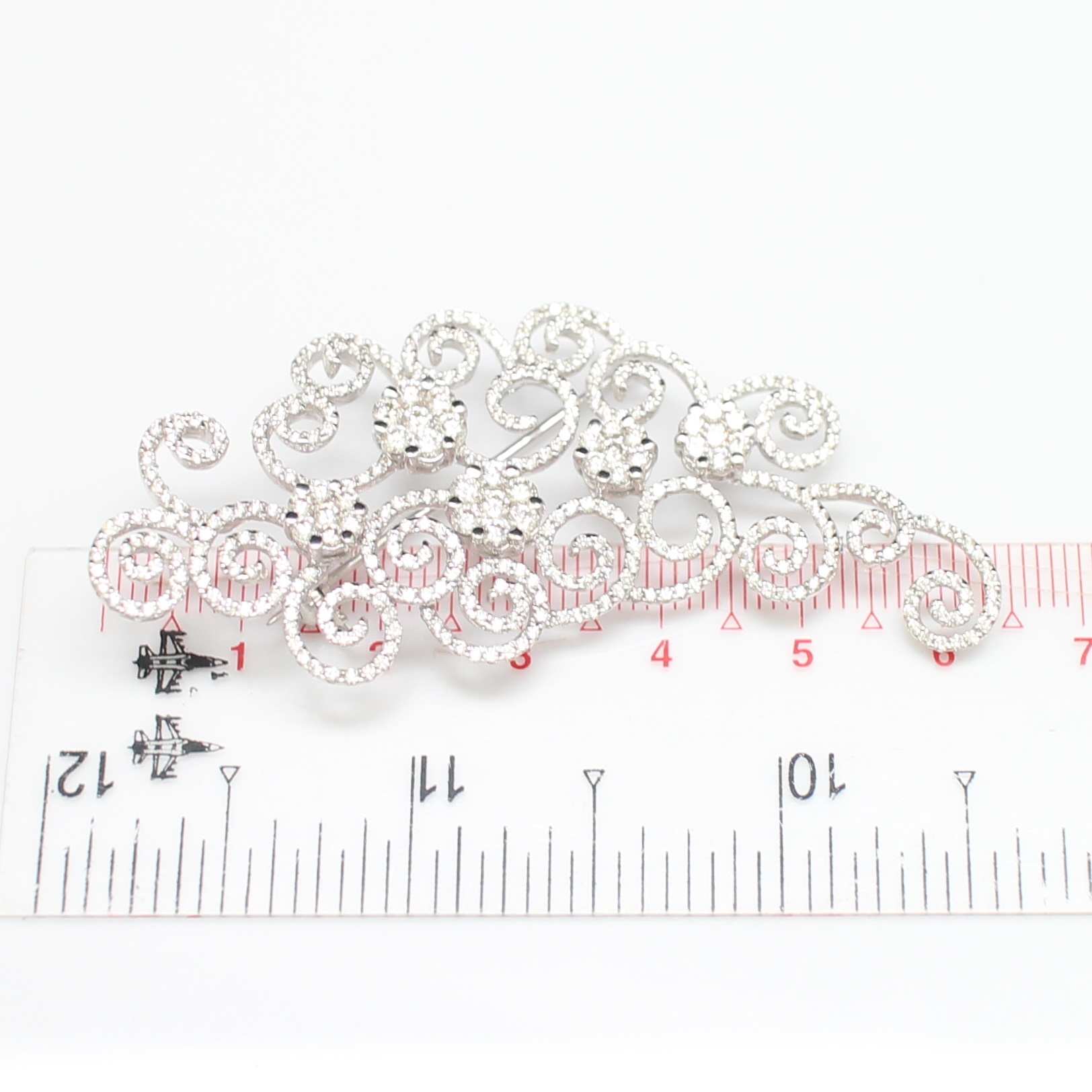 CL25041 เข็มกลัดเพชรดอกไม้ เพชรรวม 3.64 กะรัต ทองแท้ 18k นน.รวม 11.6 กรัม เพชรขาว ไฟดีมาก